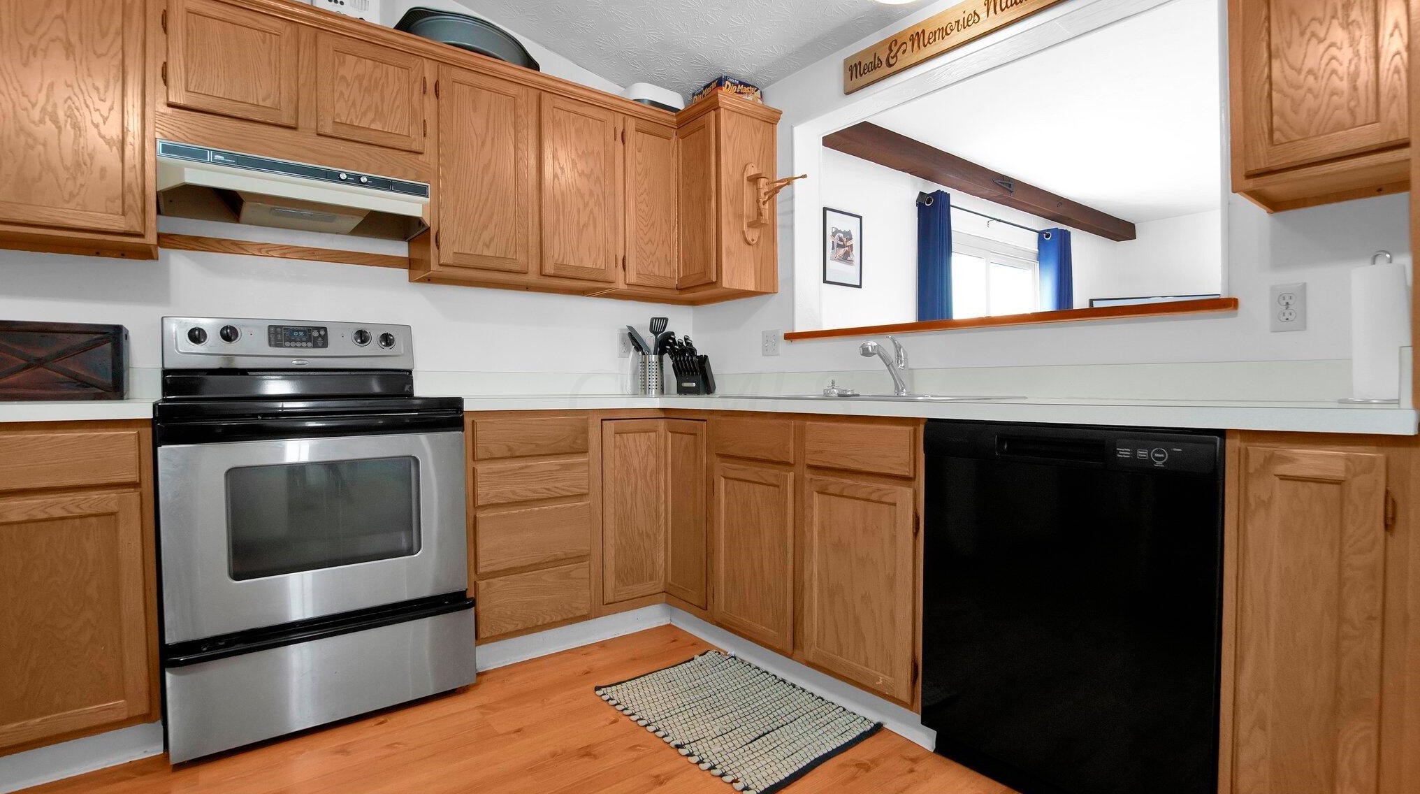 1821 Ferntree Rd, Columbus OH 43219-1621 exterior