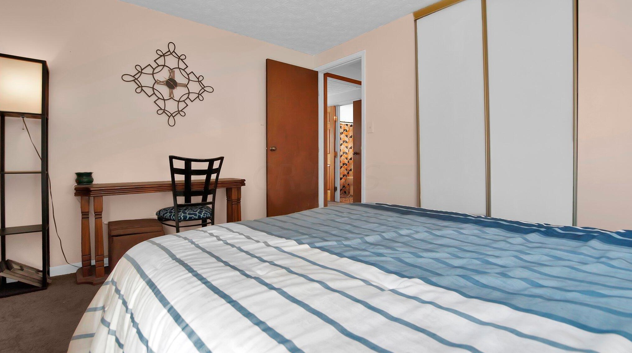 1821 Ferntree Rd, Columbus OH 43219-1621 exterior