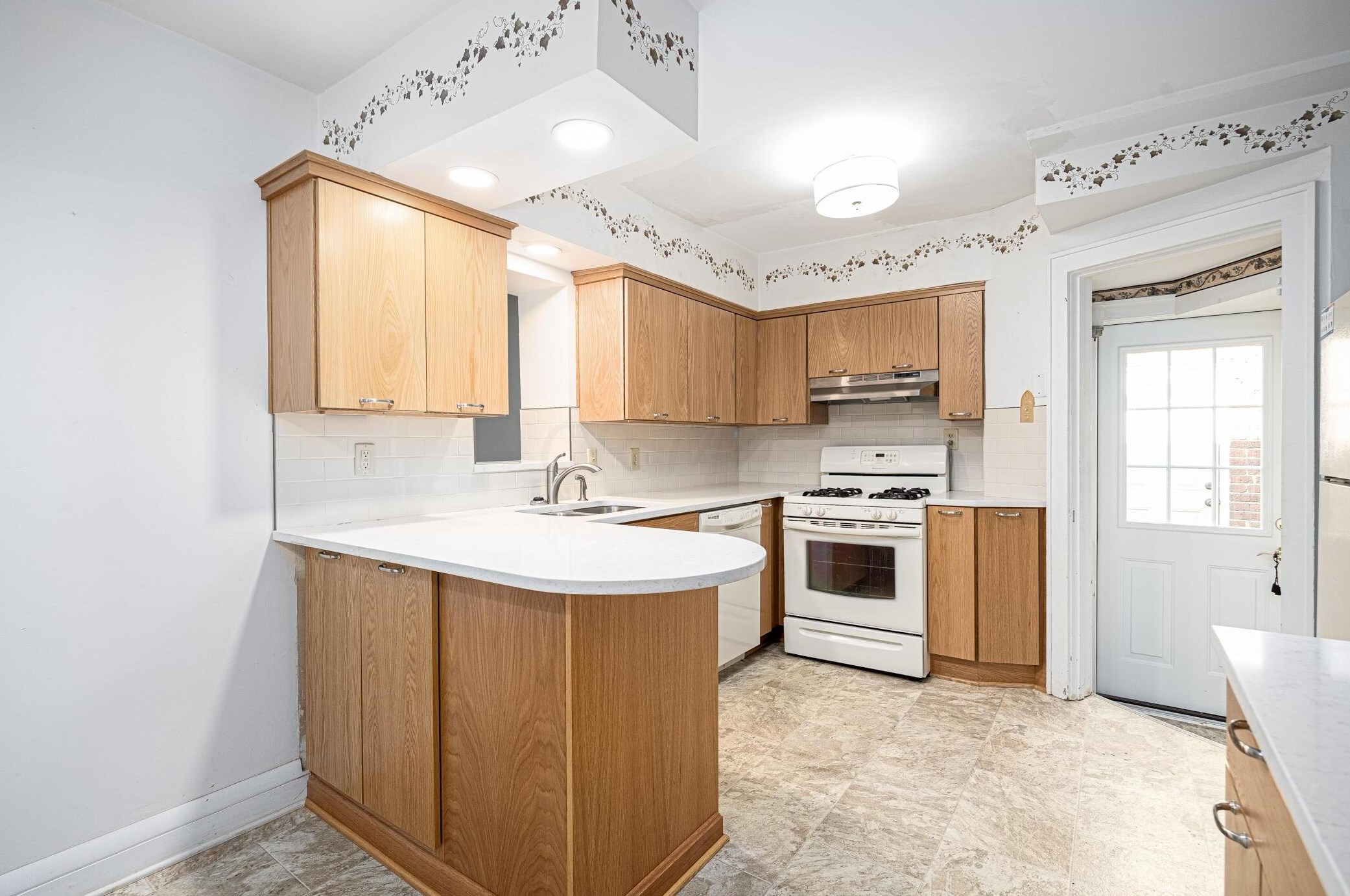 813 Gladden Rd, Columbus OH 43212-3812 exterior