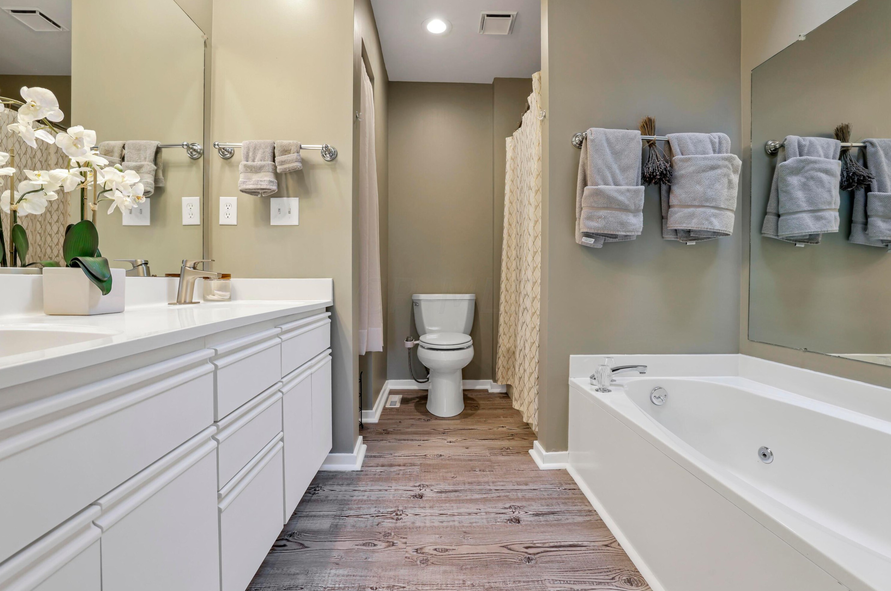 331 Lakeside Dr, Westerville OH  43081-3043 exterior