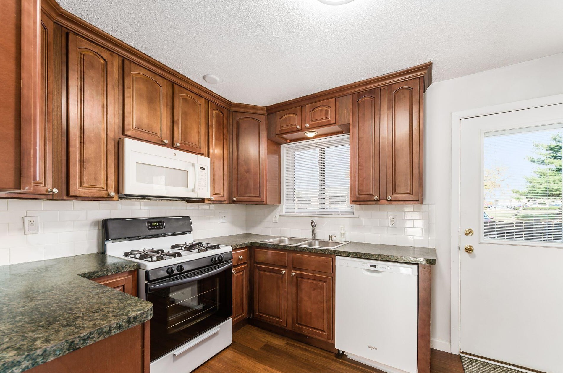 81 Stornoway Dr, Columbus OH 43213-2158 exterior