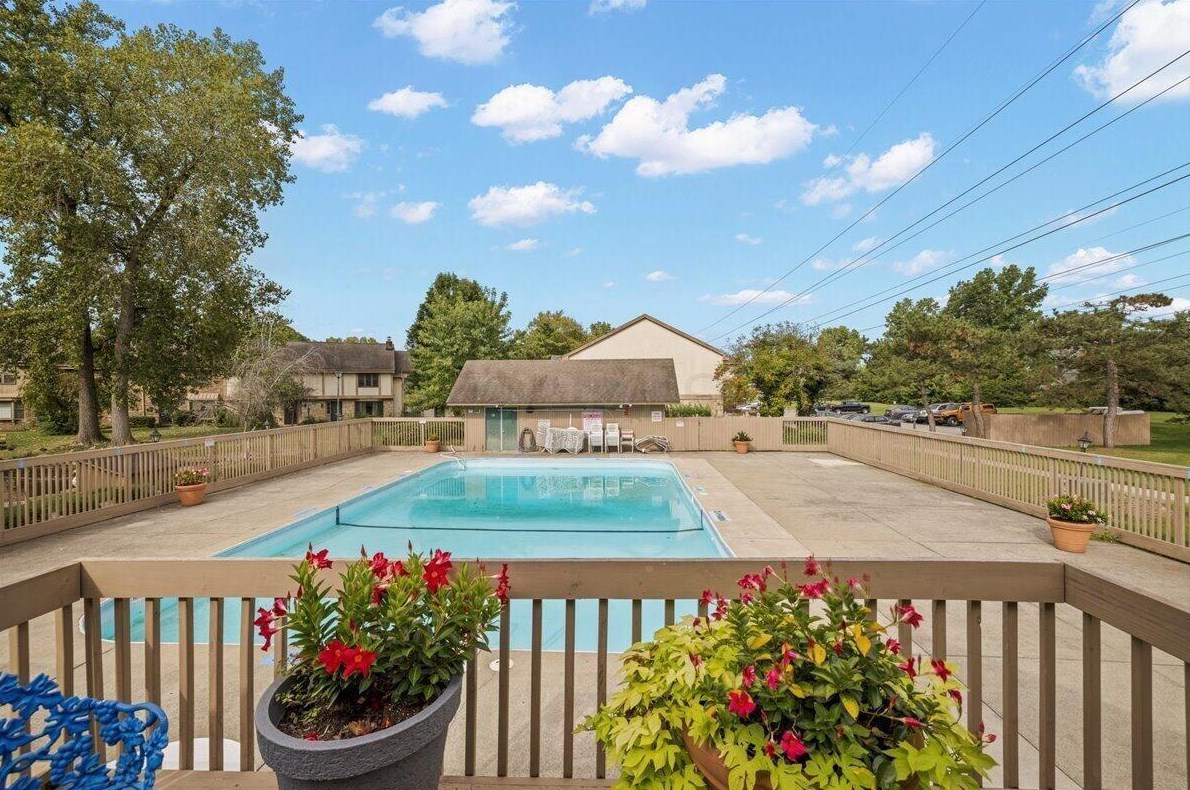 81 Stornoway Dr, Columbus OH 43213-2158 exterior