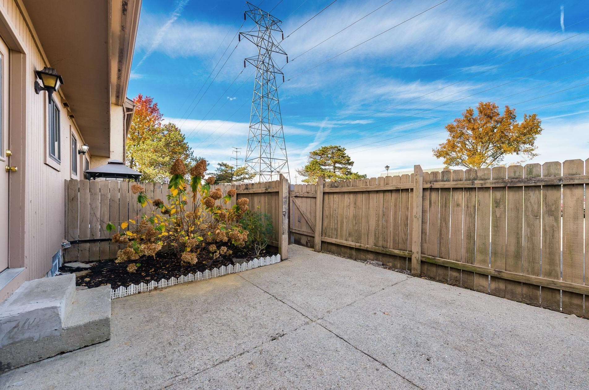 81 Stornoway Dr, Columbus OH 43213-2158 exterior