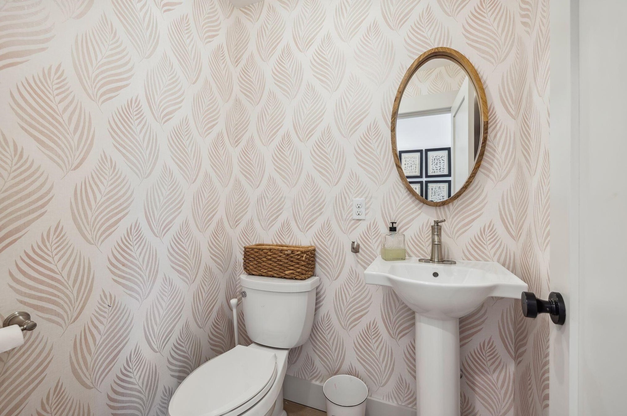 137 Roosevelt Ave, Columbus OH 43209-1160 exterior