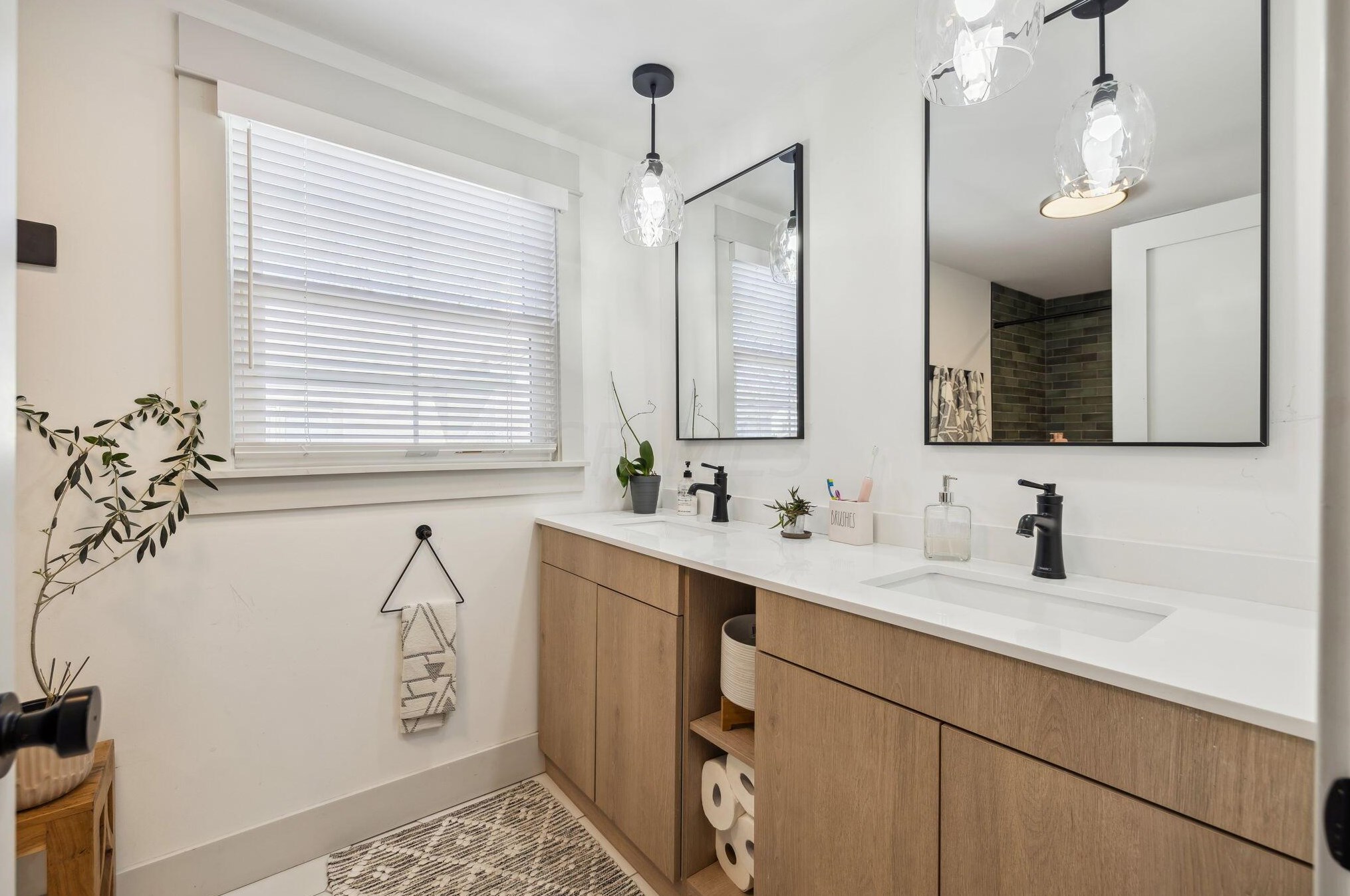 137 Roosevelt Ave, Columbus OH 43209-1160 exterior