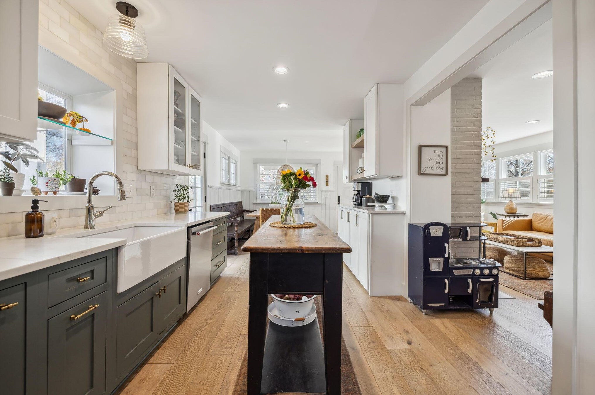 137 Roosevelt Ave, Columbus OH 43209-1160 exterior