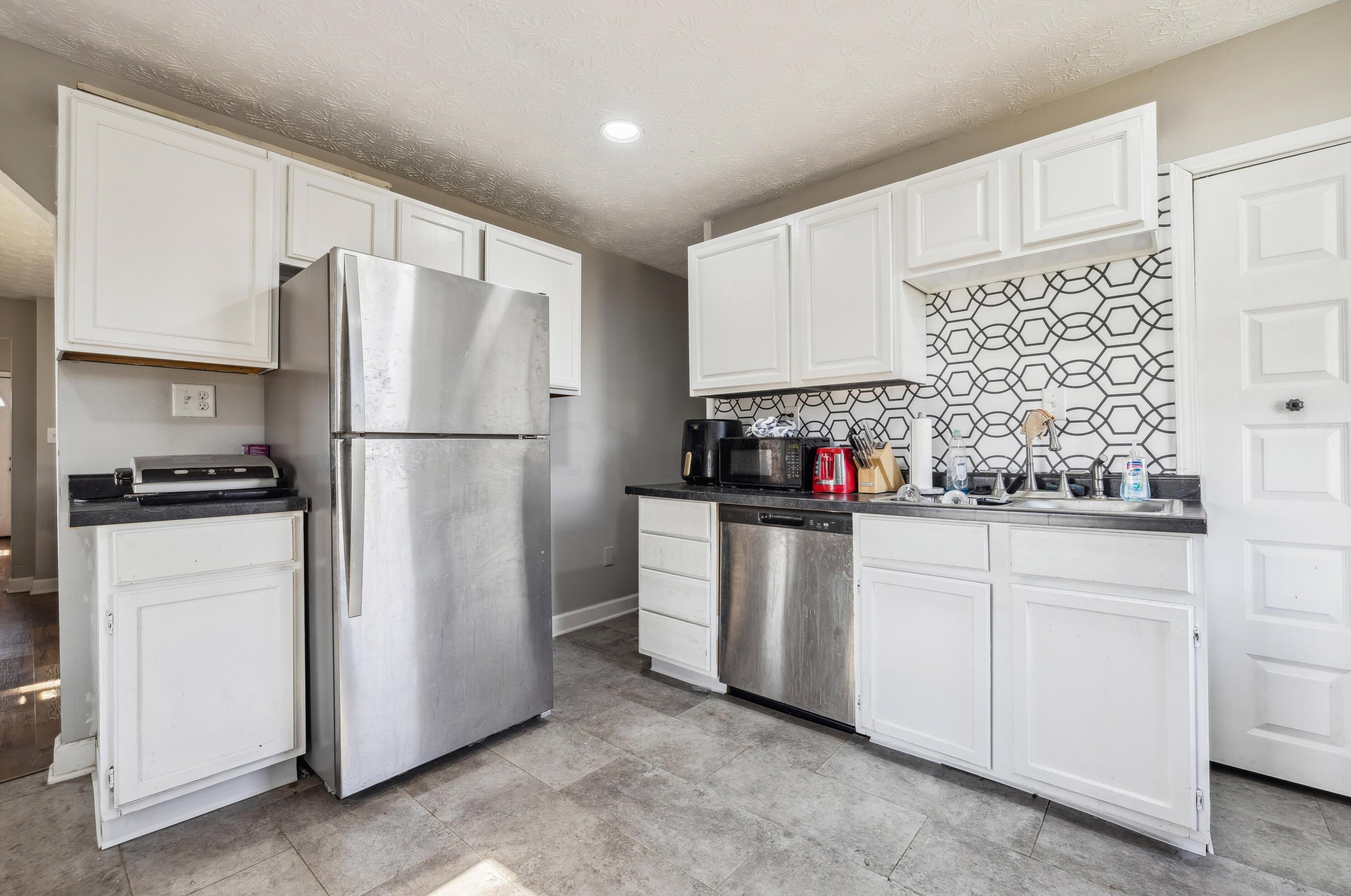 286 Skidmore St, Columbus OH 43215-4473 exterior