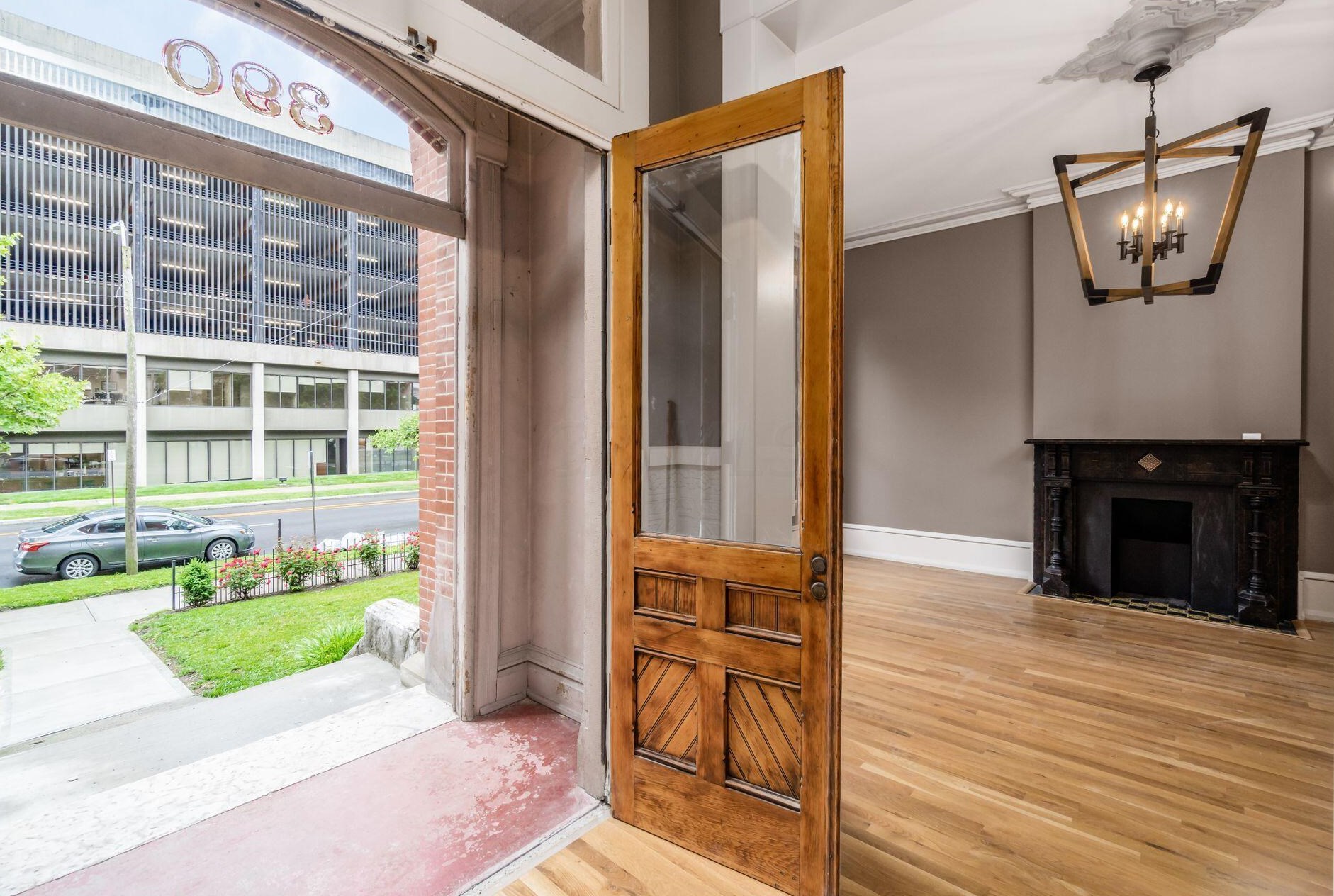 390 Town St, Columbus OH 43215-4838 exterior