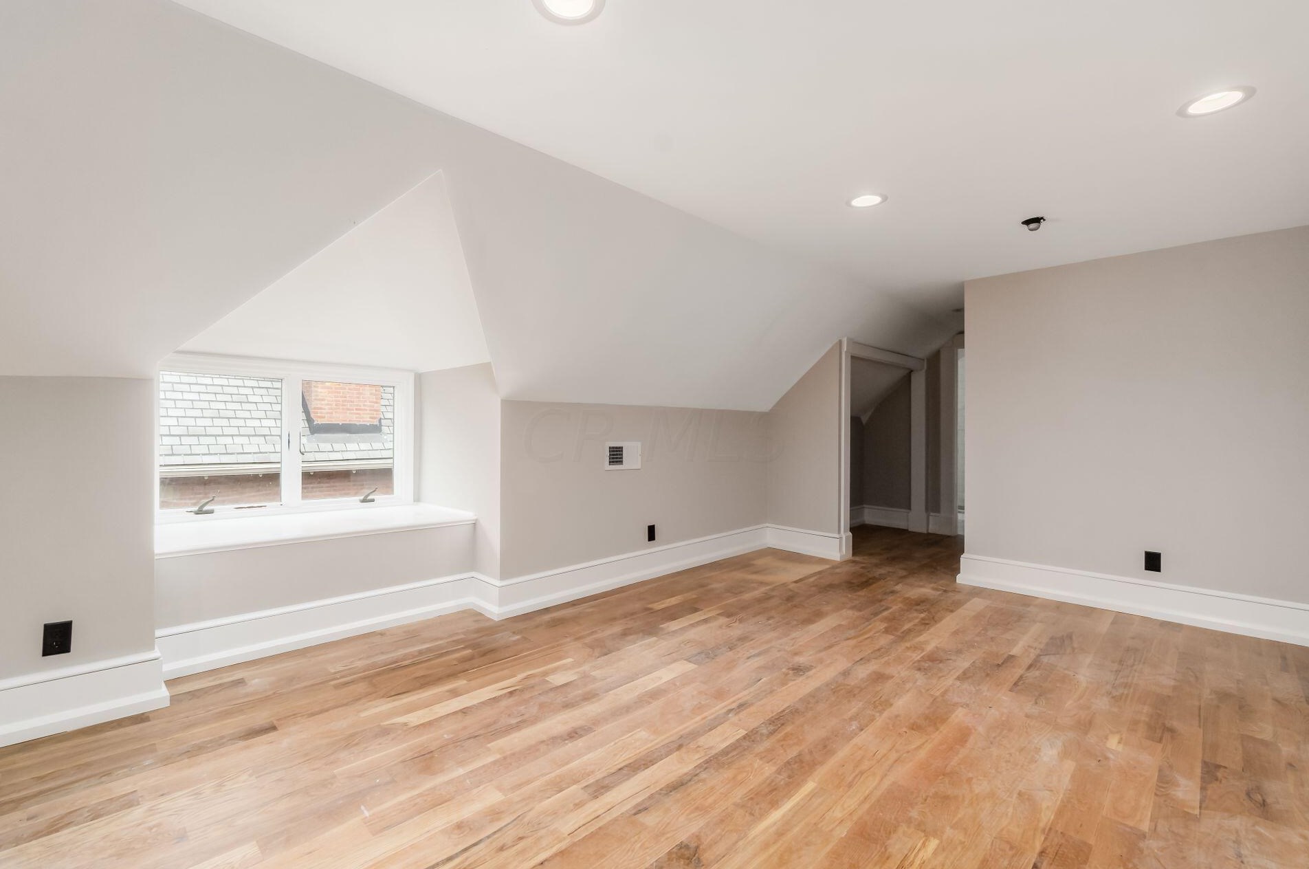 390 Town St, Columbus OH 43215-4838 exterior