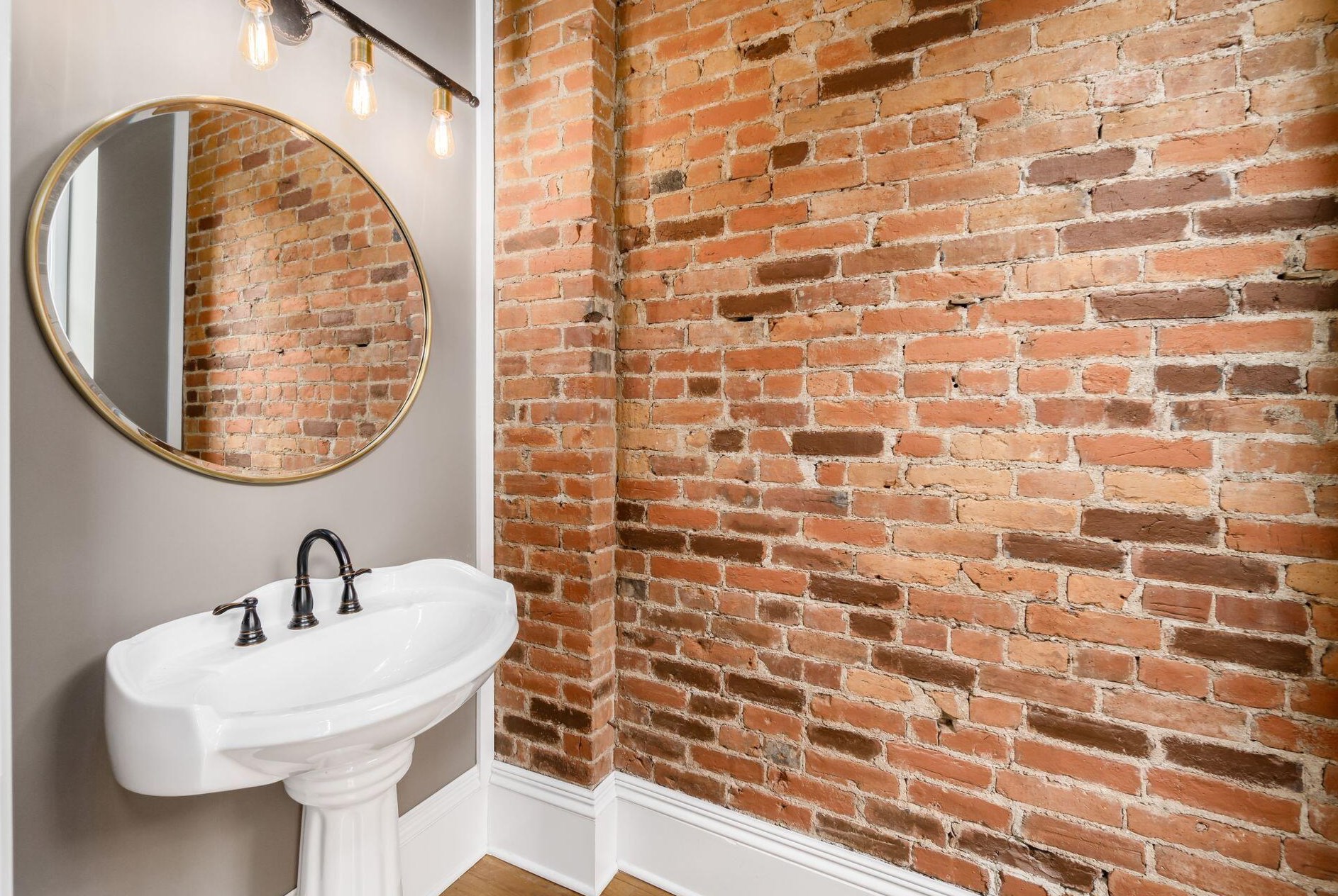 390 Town St, Columbus OH 43215-4838 exterior