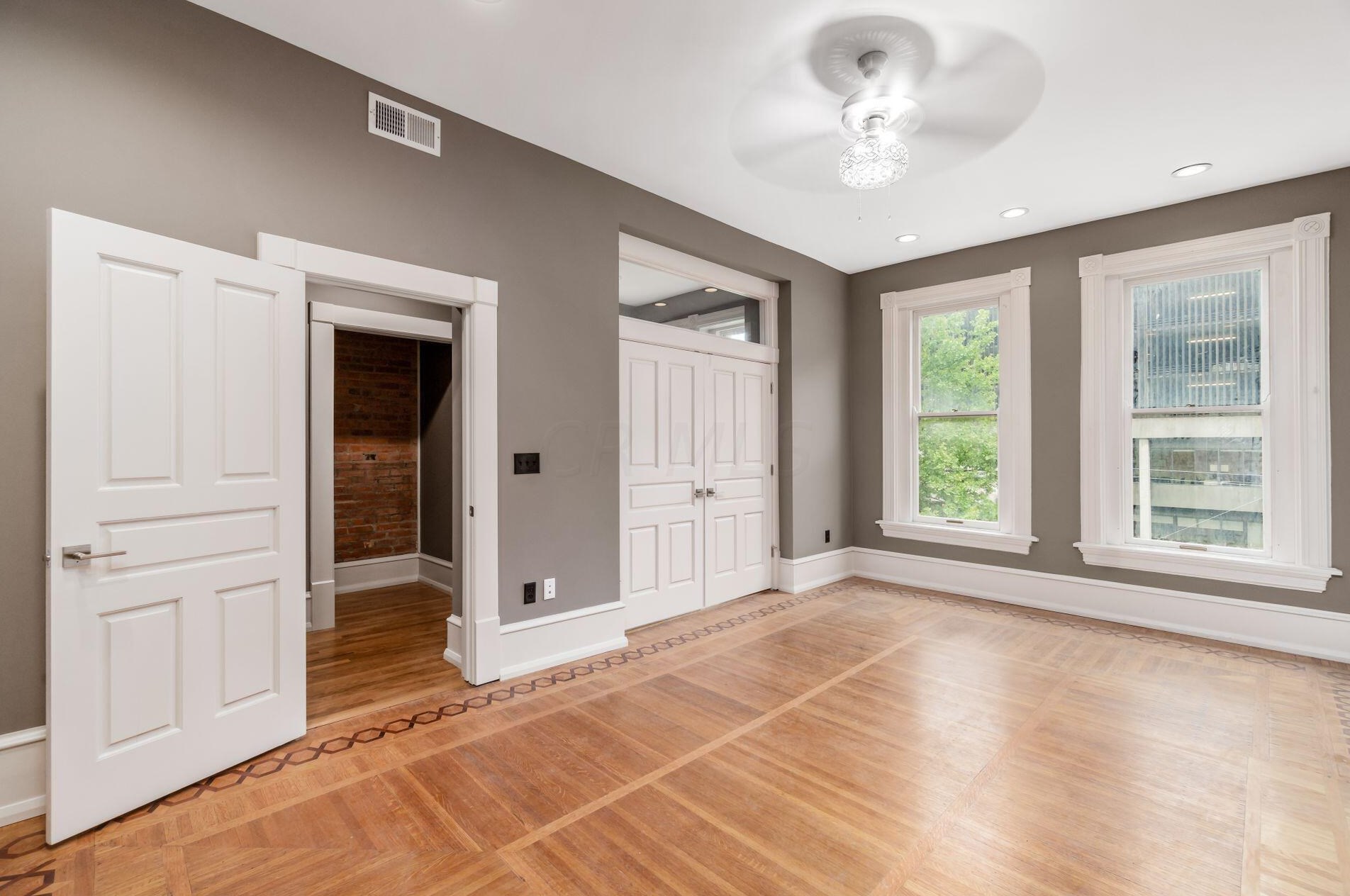 390 Town St, Columbus OH 43215-4838 exterior