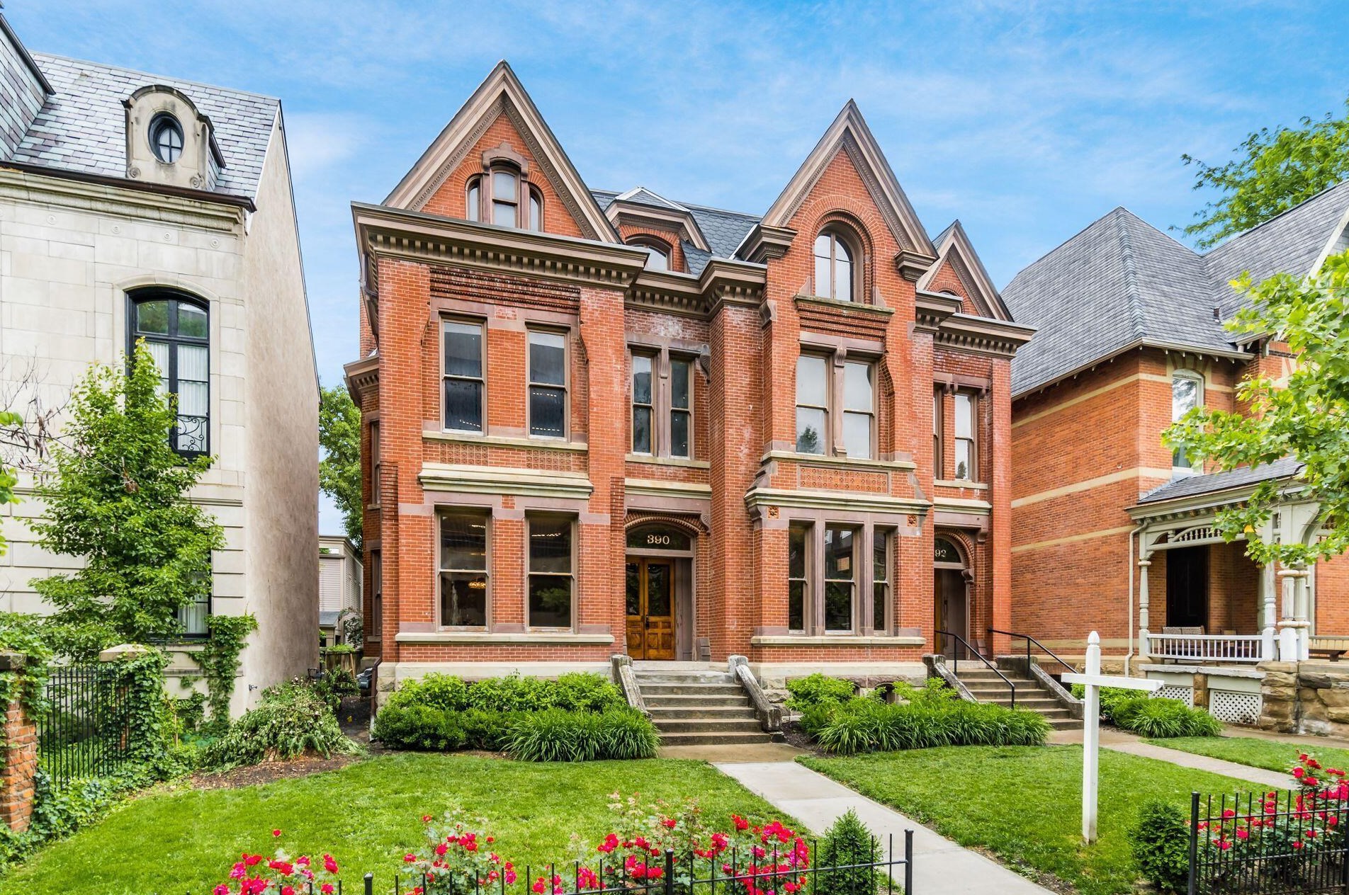 390 Town St, Columbus OH 43215-4838 exterior