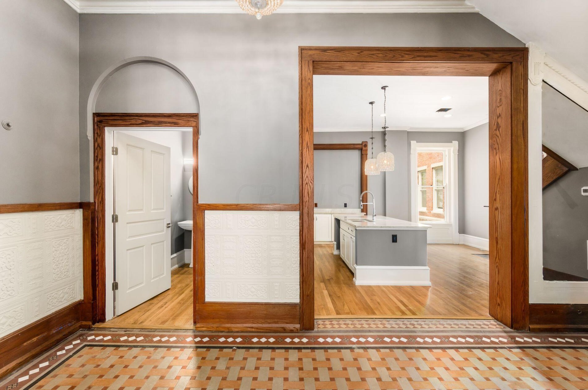 390 Town St, Columbus OH 43215-4838 exterior