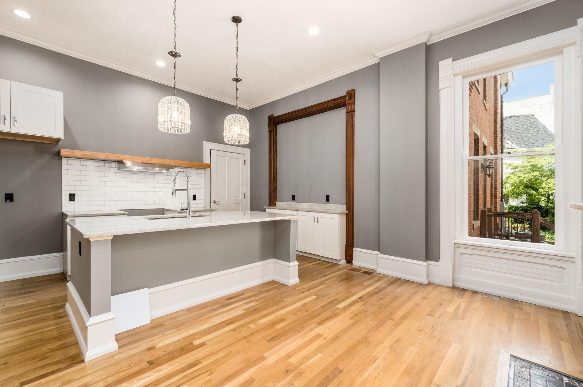 390 Town St, Columbus OH 43215-4838 exterior