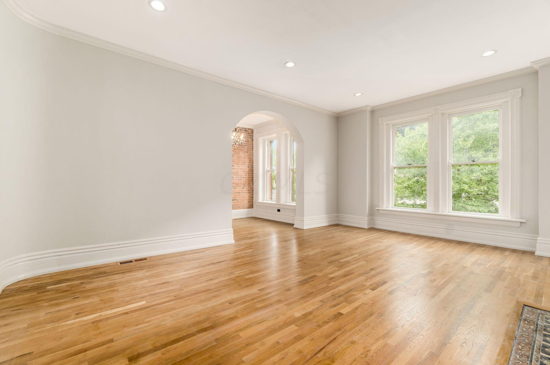 390 Town St, Columbus OH 43215-4838 exterior