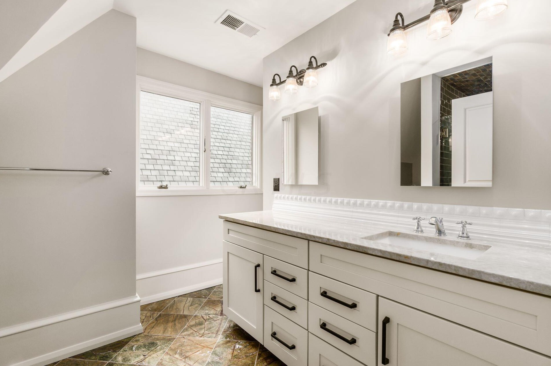 390 Town St, Columbus OH 43215-4838 exterior