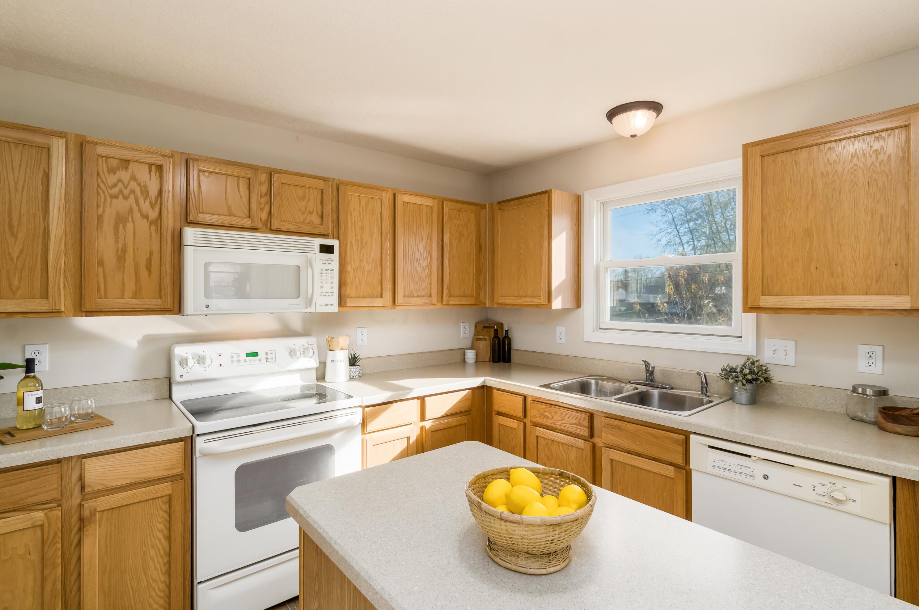 2833 Gablewood Dr, Columbus OH 43219-5030 exterior