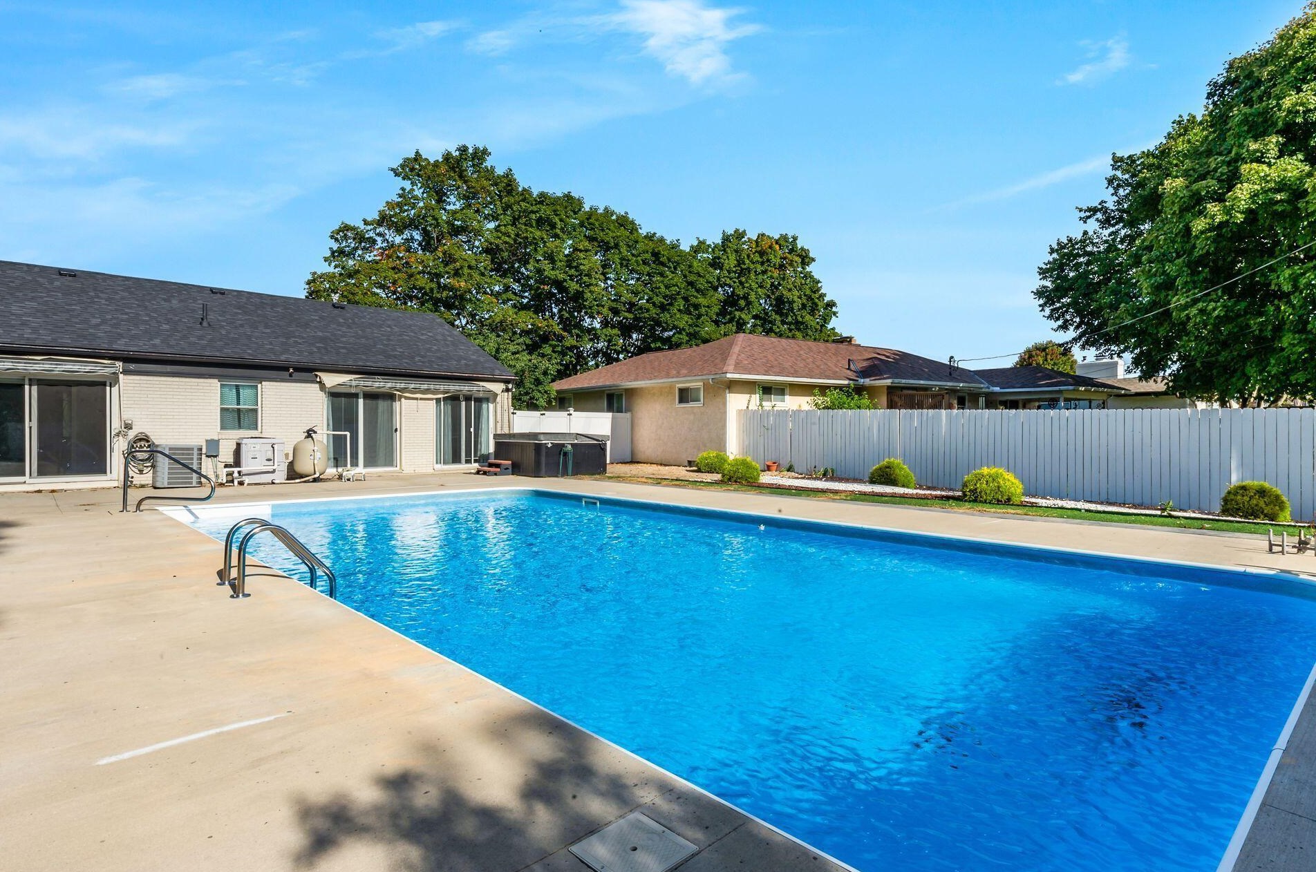 2511 Schaaf Dr, Columbus OH  43209-3209 exterior