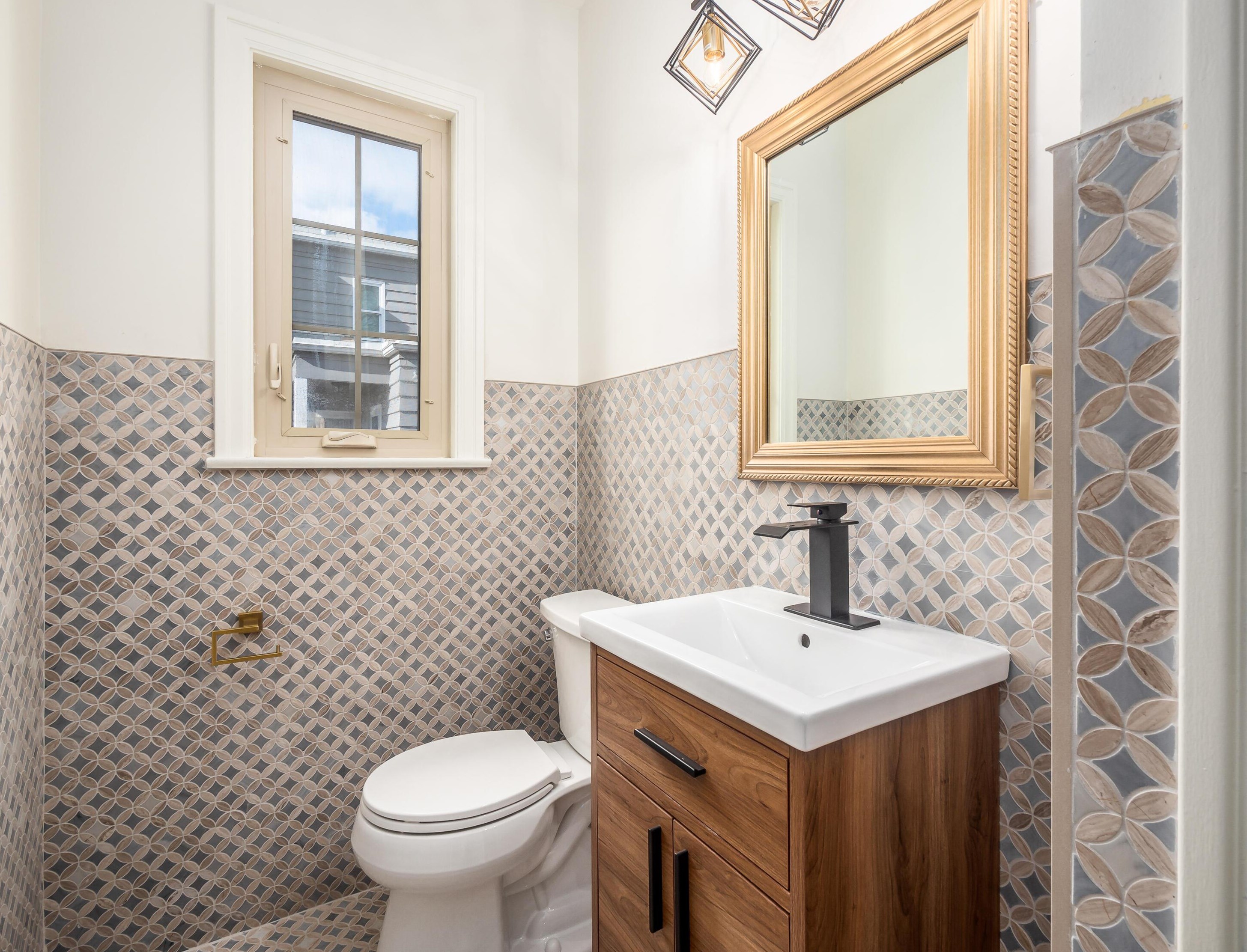 2529 Broad St, Columbus OH  43204-3322 exterior