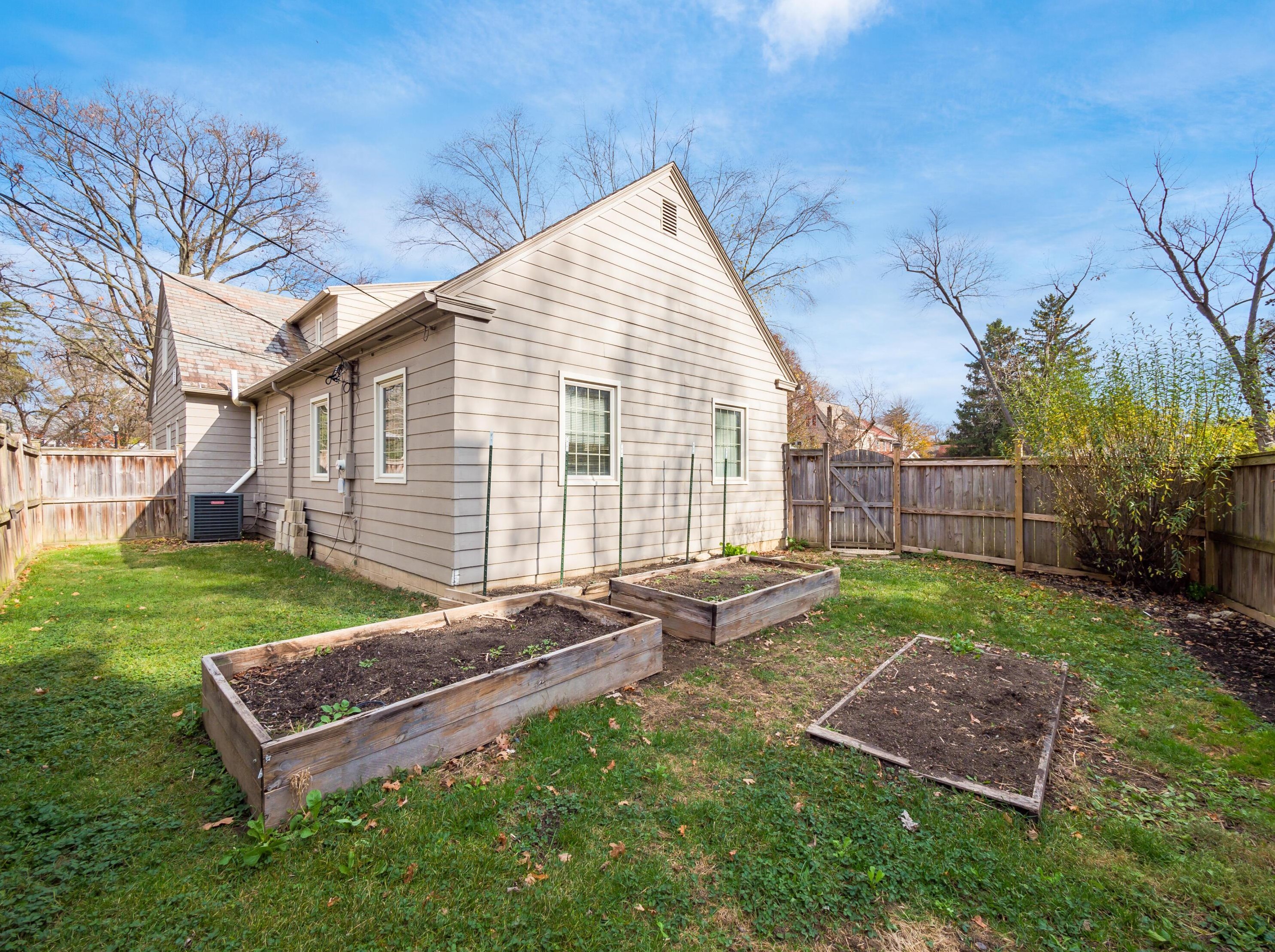 2529 Broad St, Columbus OH  43204-3322 exterior