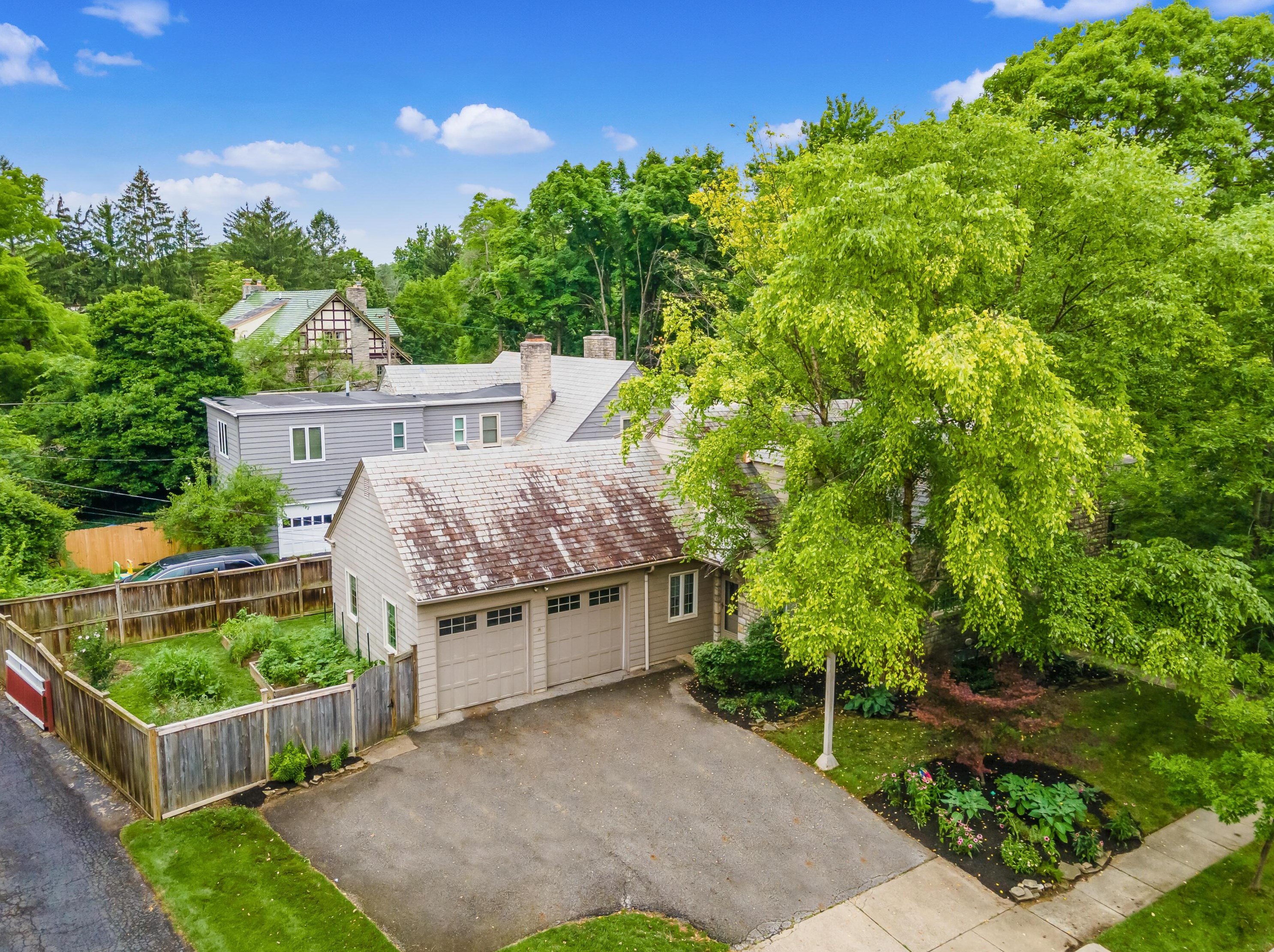 2529 Broad St, Columbus OH  43204-3322 exterior