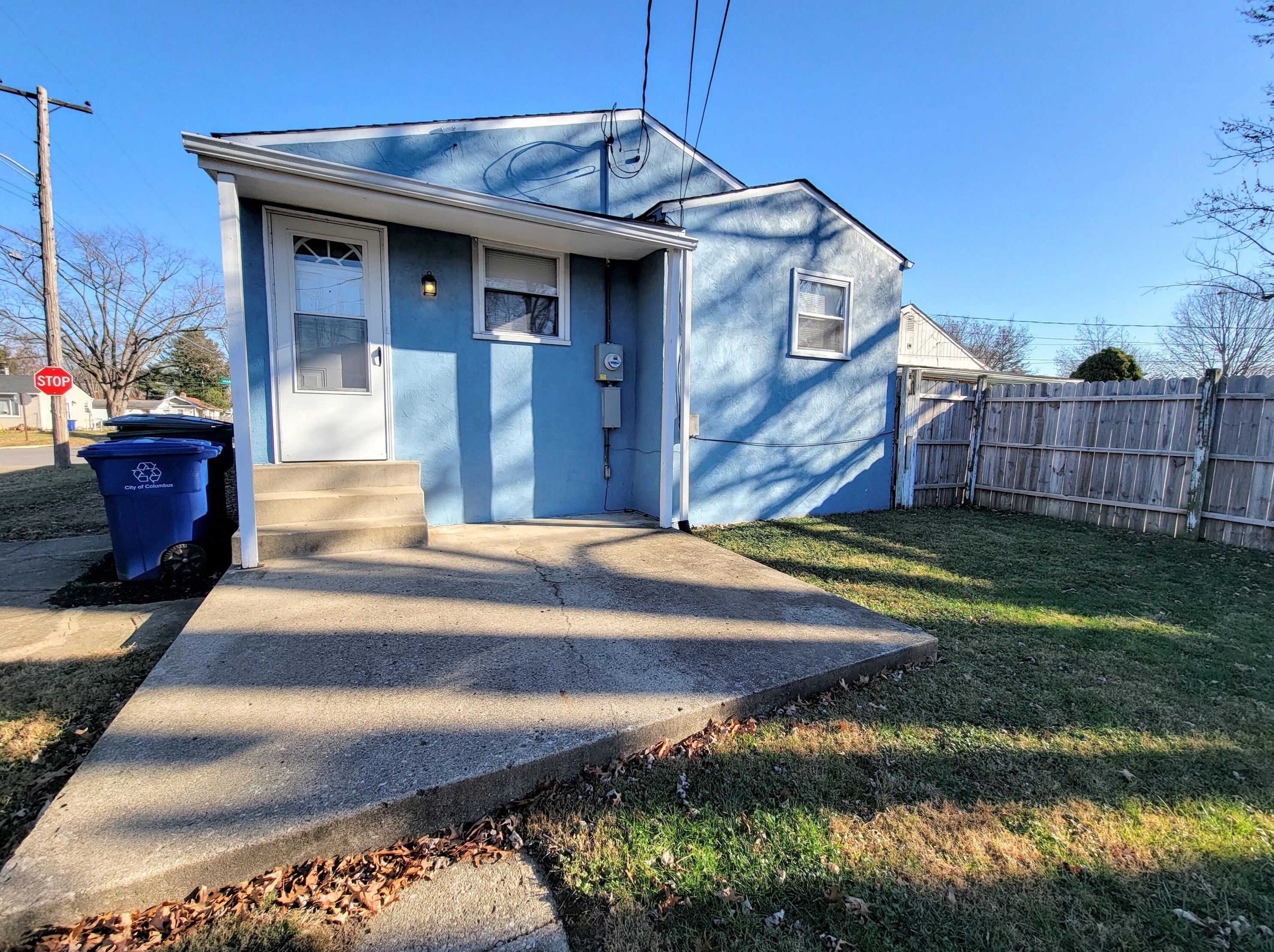 3049 Hiawatha St, Columbus OH  43224-4021 exterior