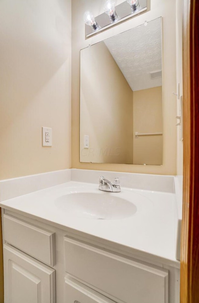 94 Richard Ave, Ashville OH  43103-9000 exterior