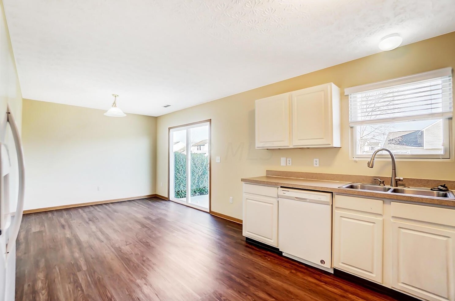 94 Richard Ave, Ashville OH  43103-9000 exterior