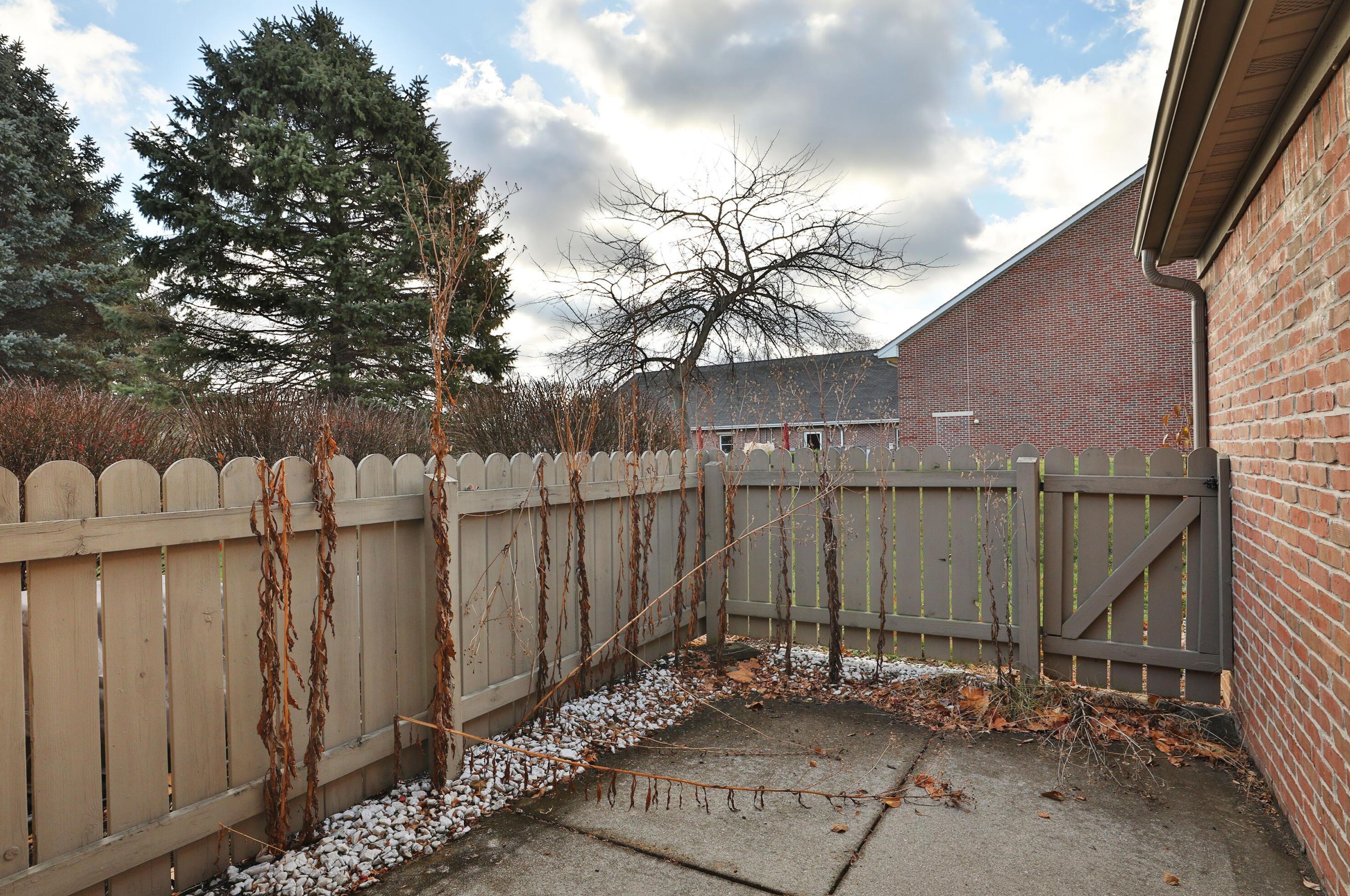 997 Vlg Brk Way, Columbus OH 43235-5033 exterior