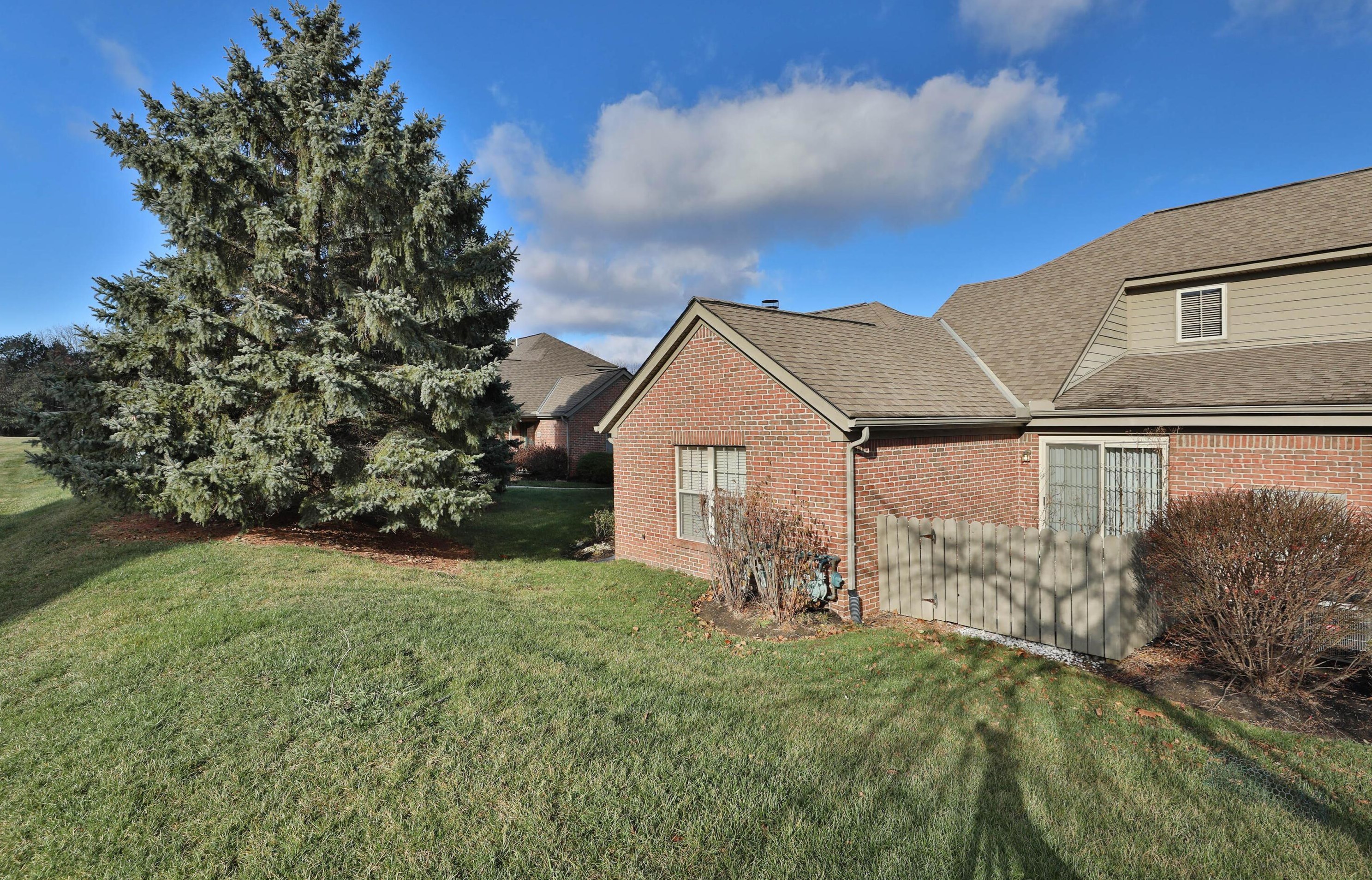 997 Vlg Brk Way, Columbus OH 43235-5033 exterior