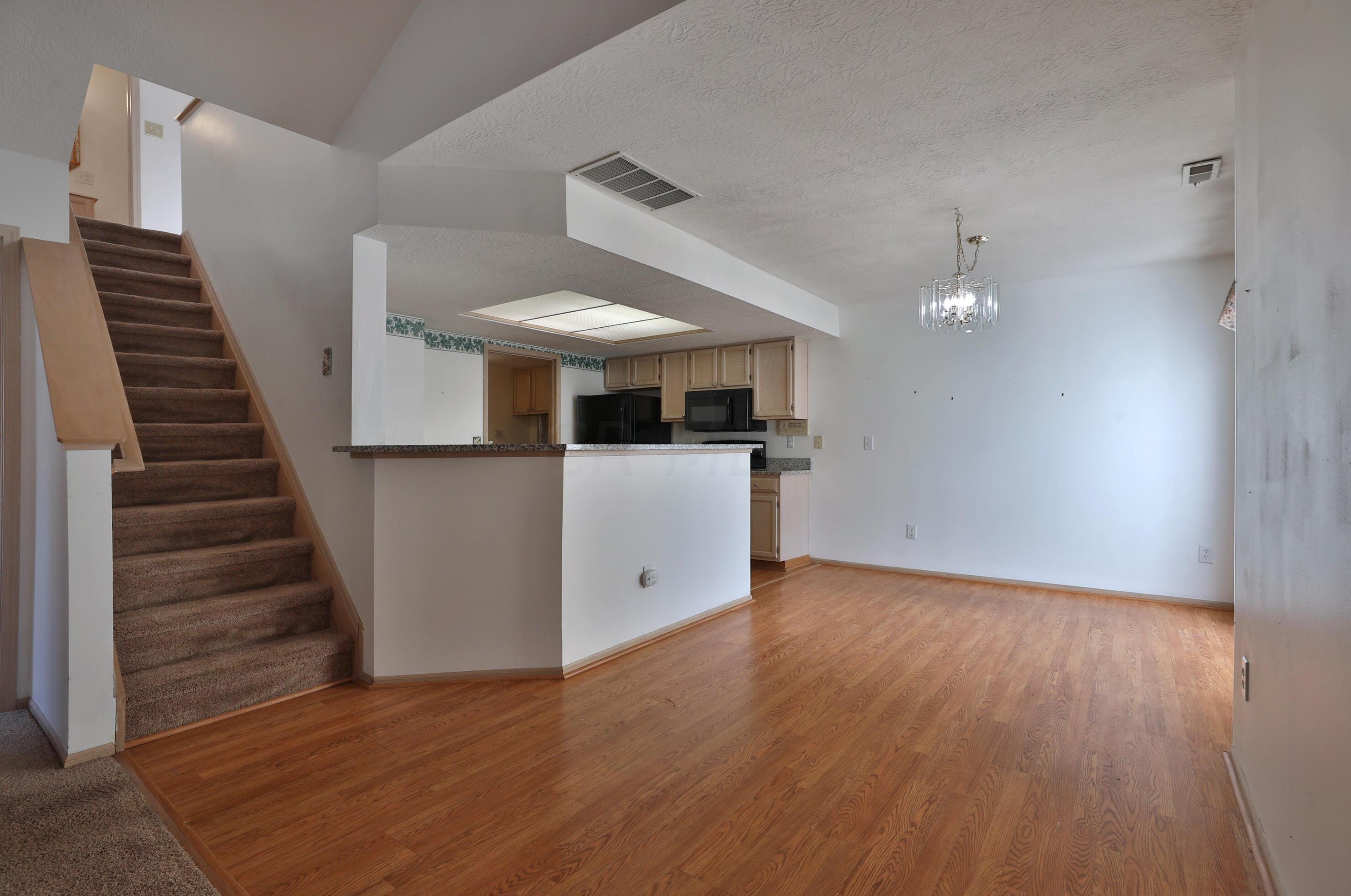 997 Vlg Brk Way, Columbus OH 43235-5033 exterior