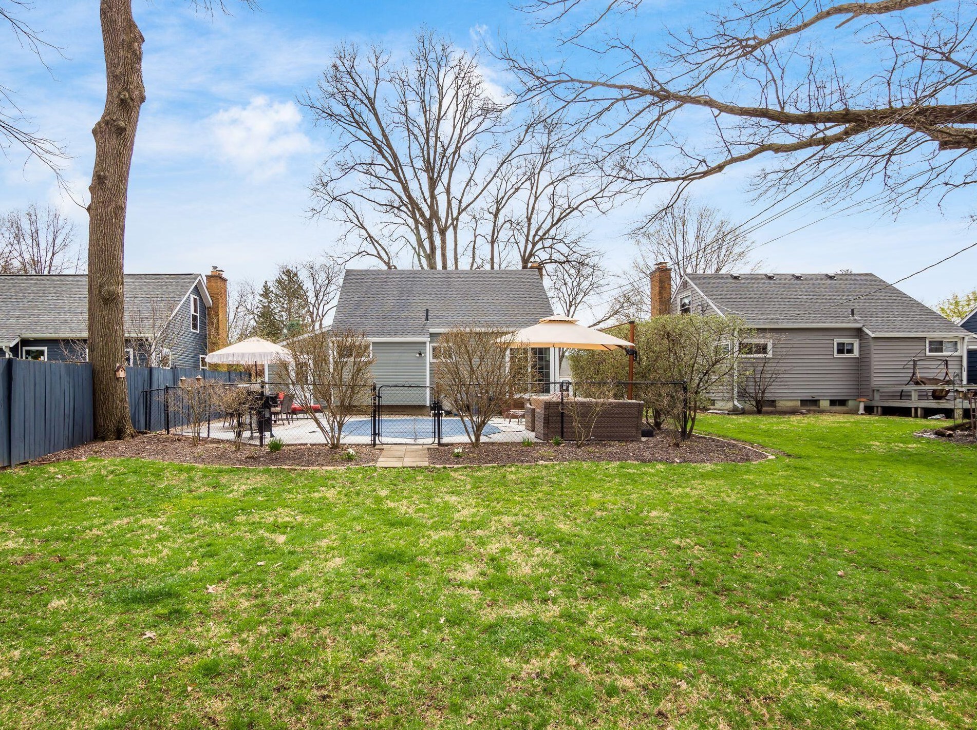 2170 Ridgecliff Rd, Columbus OH  43221-1820 exterior