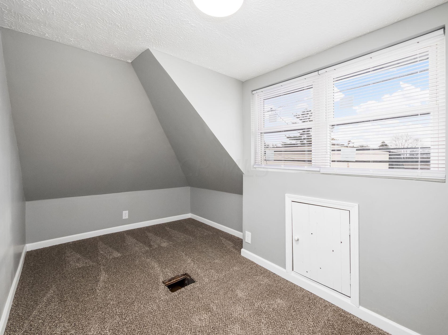 886 Pierce Ave, Columbus OH 43213-3043 exterior