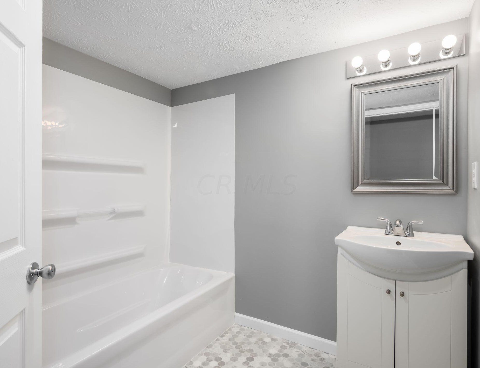 886 Pierce Ave, Columbus OH 43213-3043 exterior