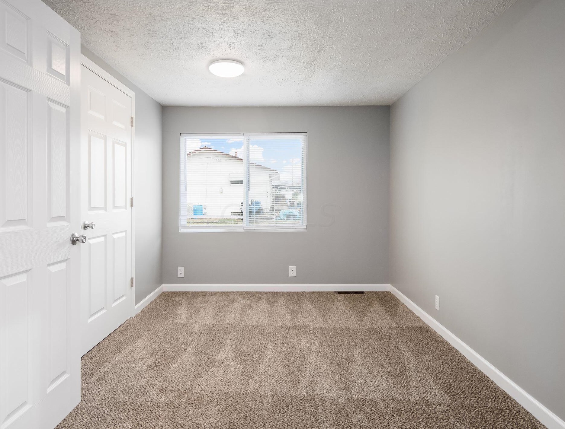 886 Pierce Ave, Columbus OH 43213-3043 exterior