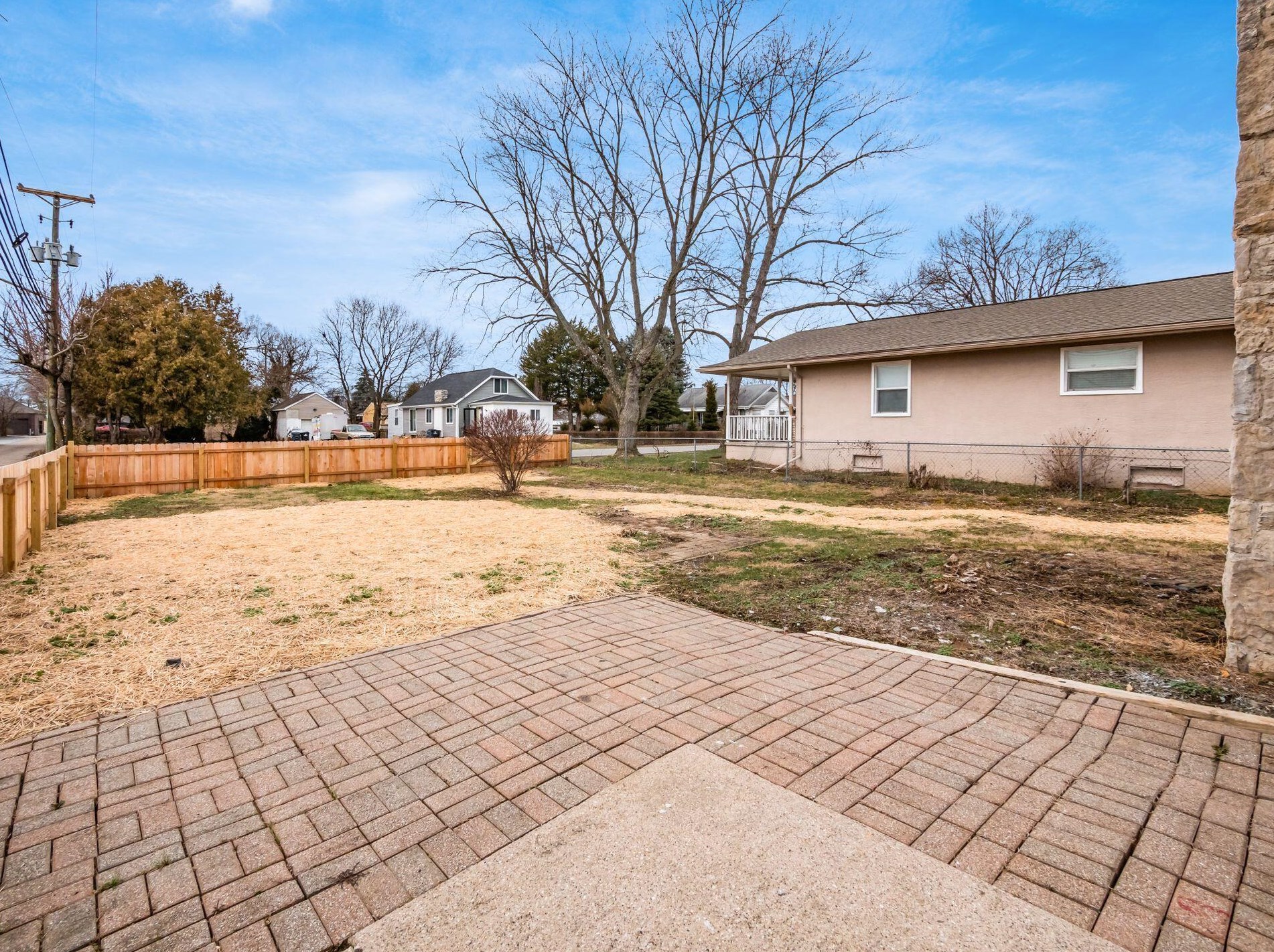 886 Pierce Ave, Columbus OH 43213-3043 exterior