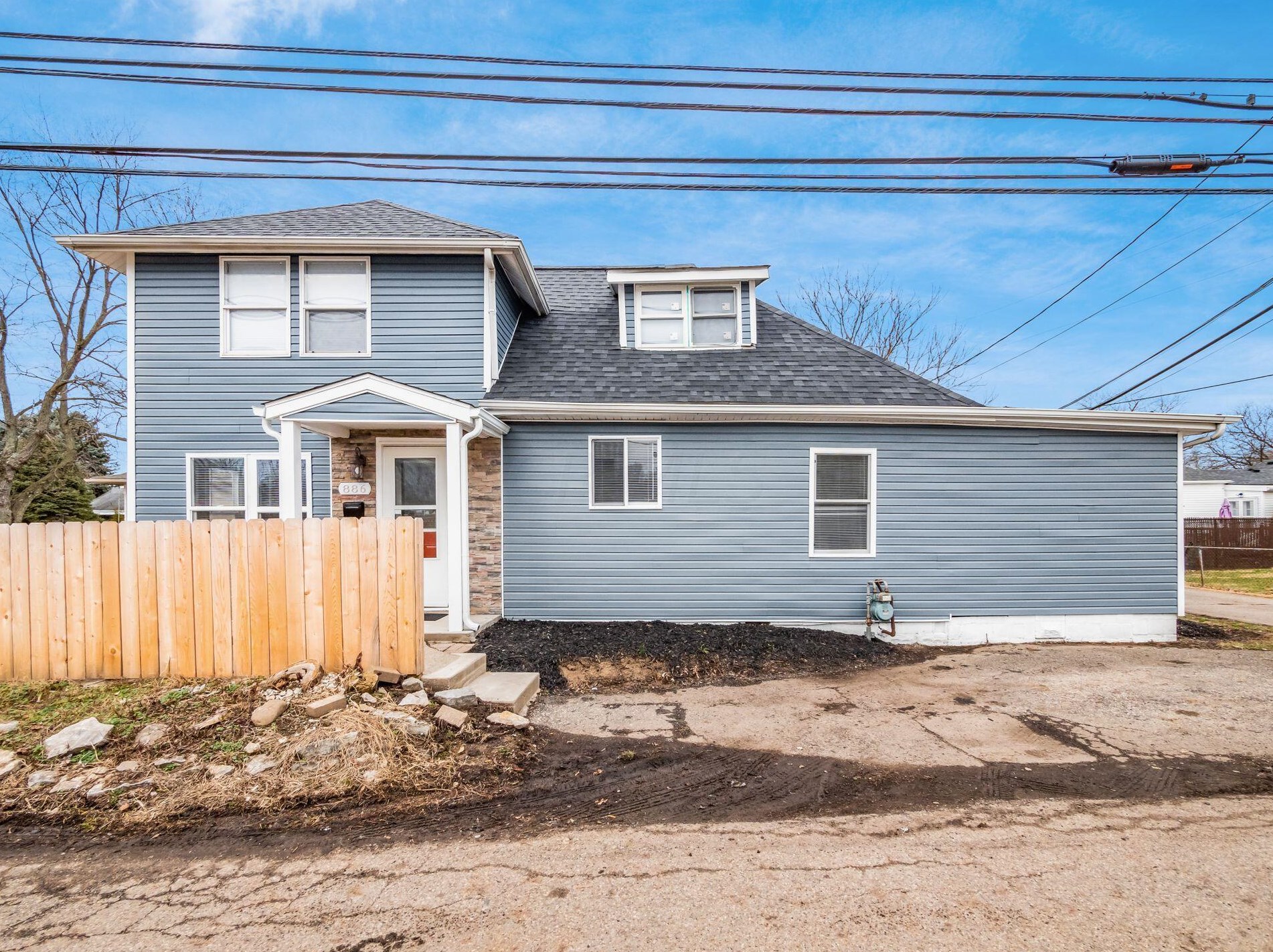 886 Pierce Ave, Columbus OH 43213-3043 exterior