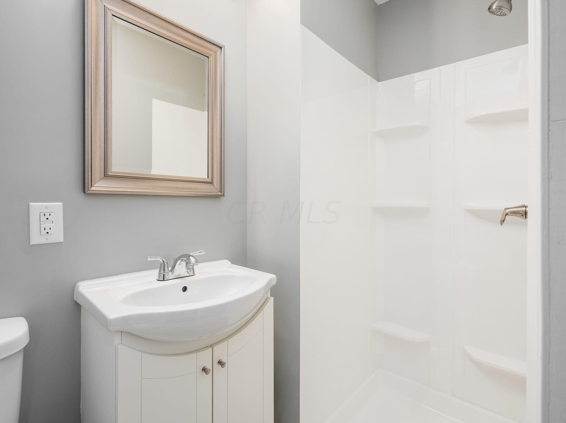 886 Pierce Ave, Columbus OH 43213-3043 exterior