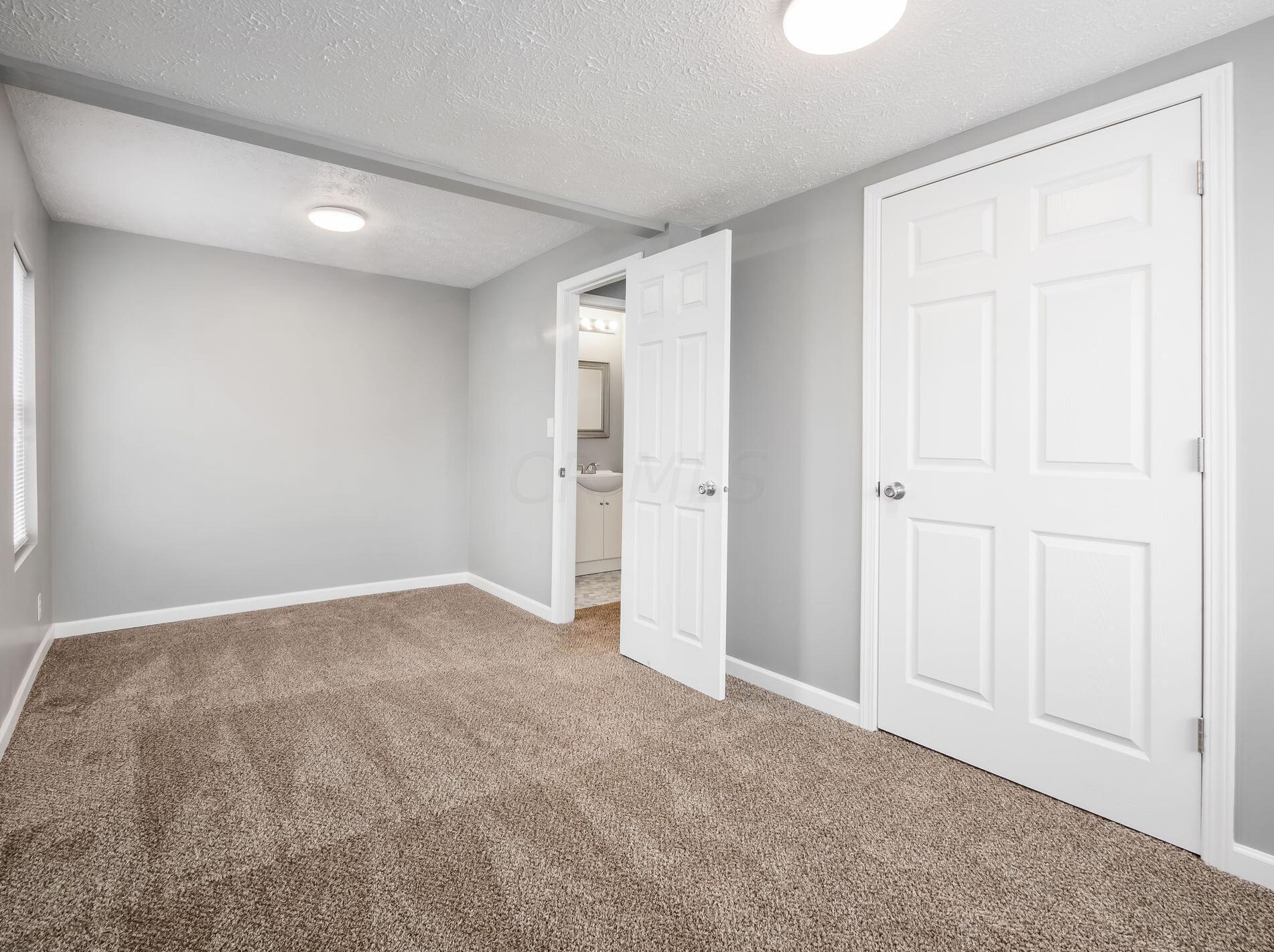 886 Pierce Ave, Columbus OH 43213-3043 exterior