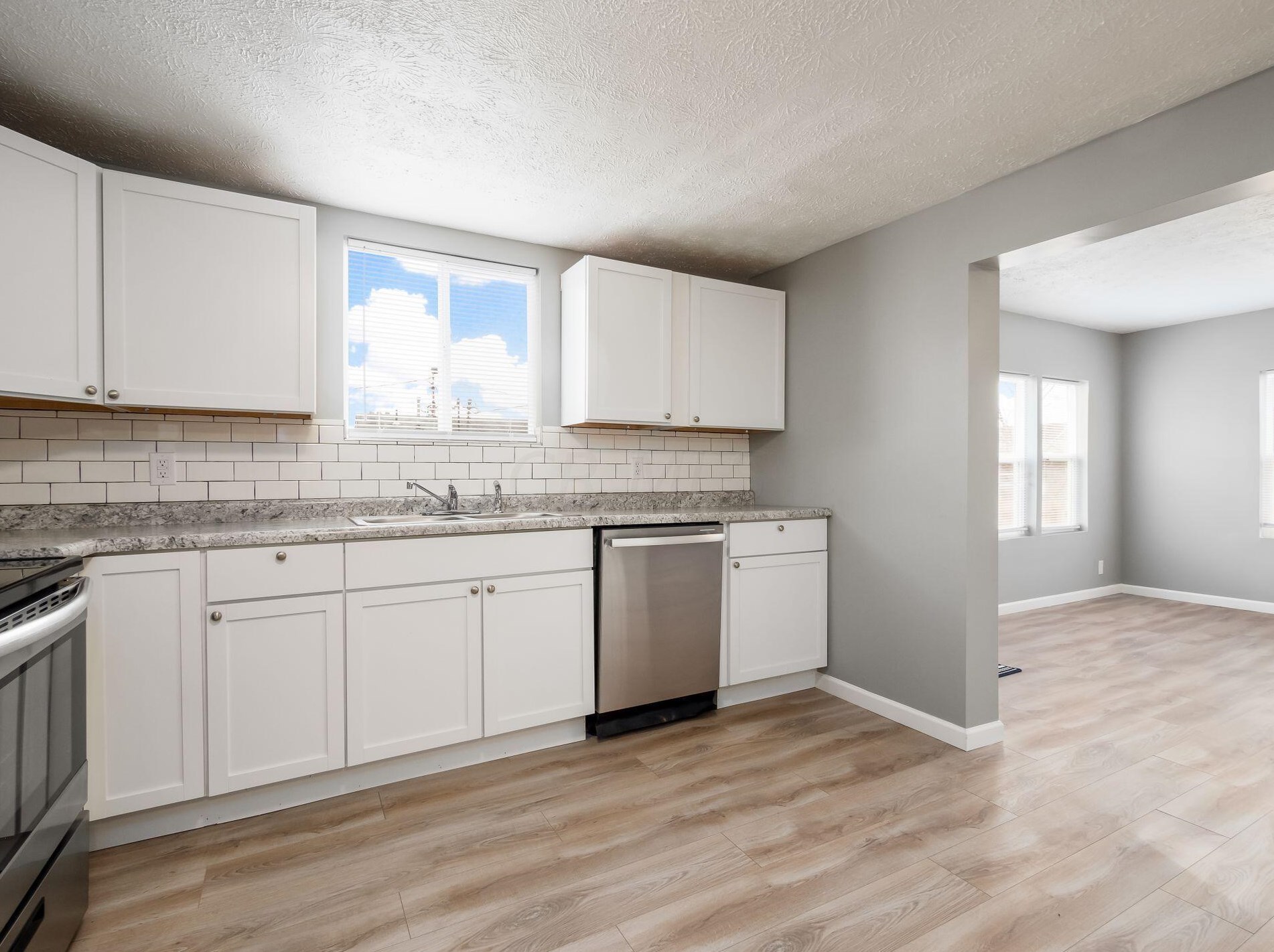 886 Pierce Ave, Columbus OH 43213-3043 exterior