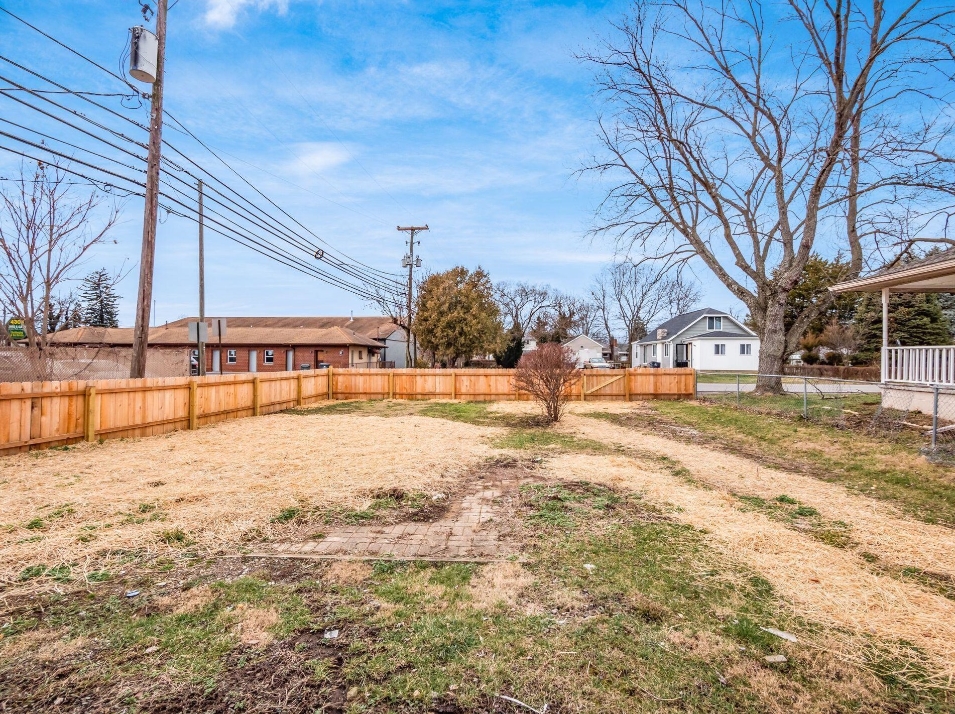 886 Pierce Ave, Columbus OH 43213-3043 exterior