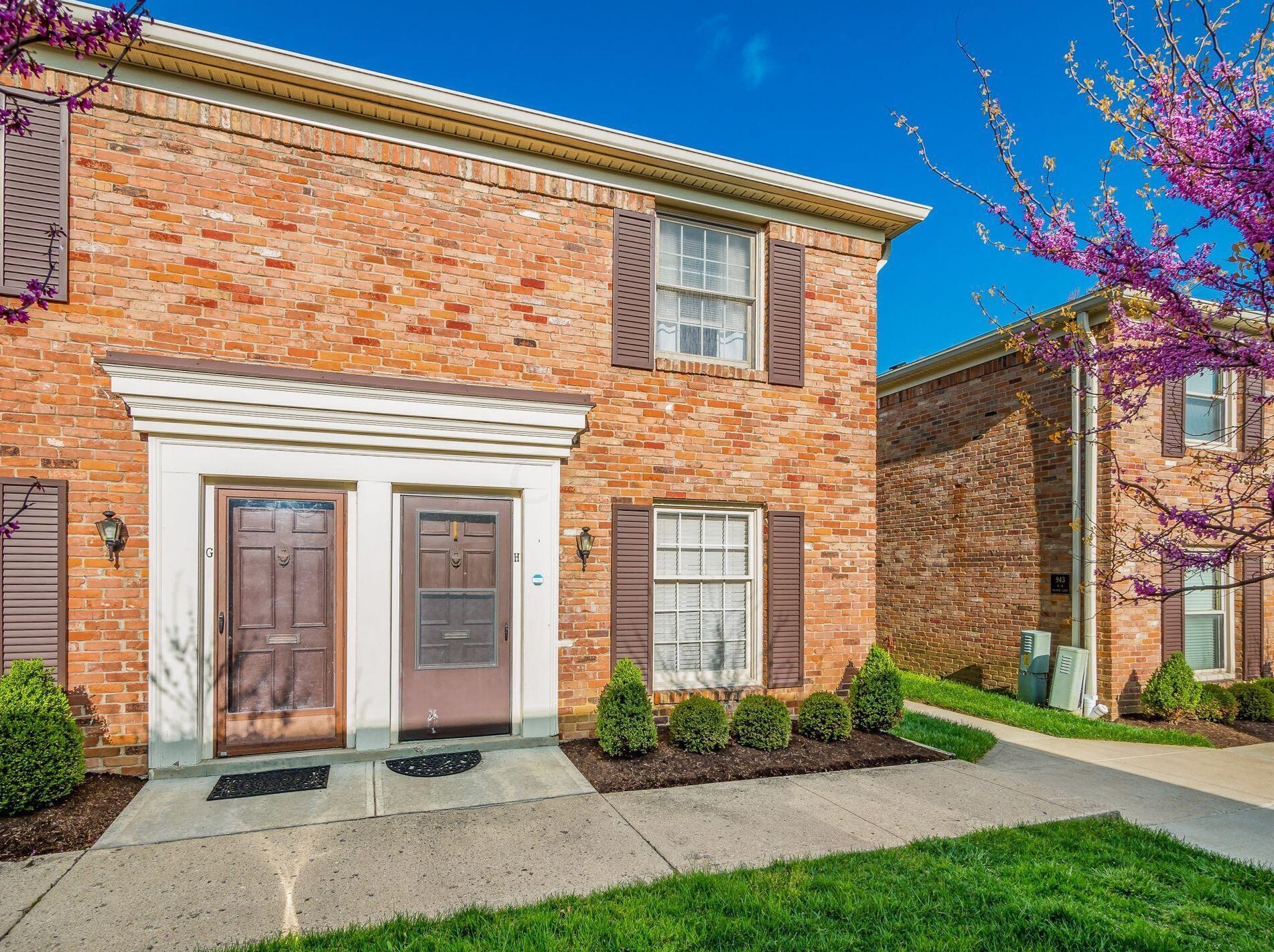 952 Chatham Ln, Columbus OH 43221-2440 exterior