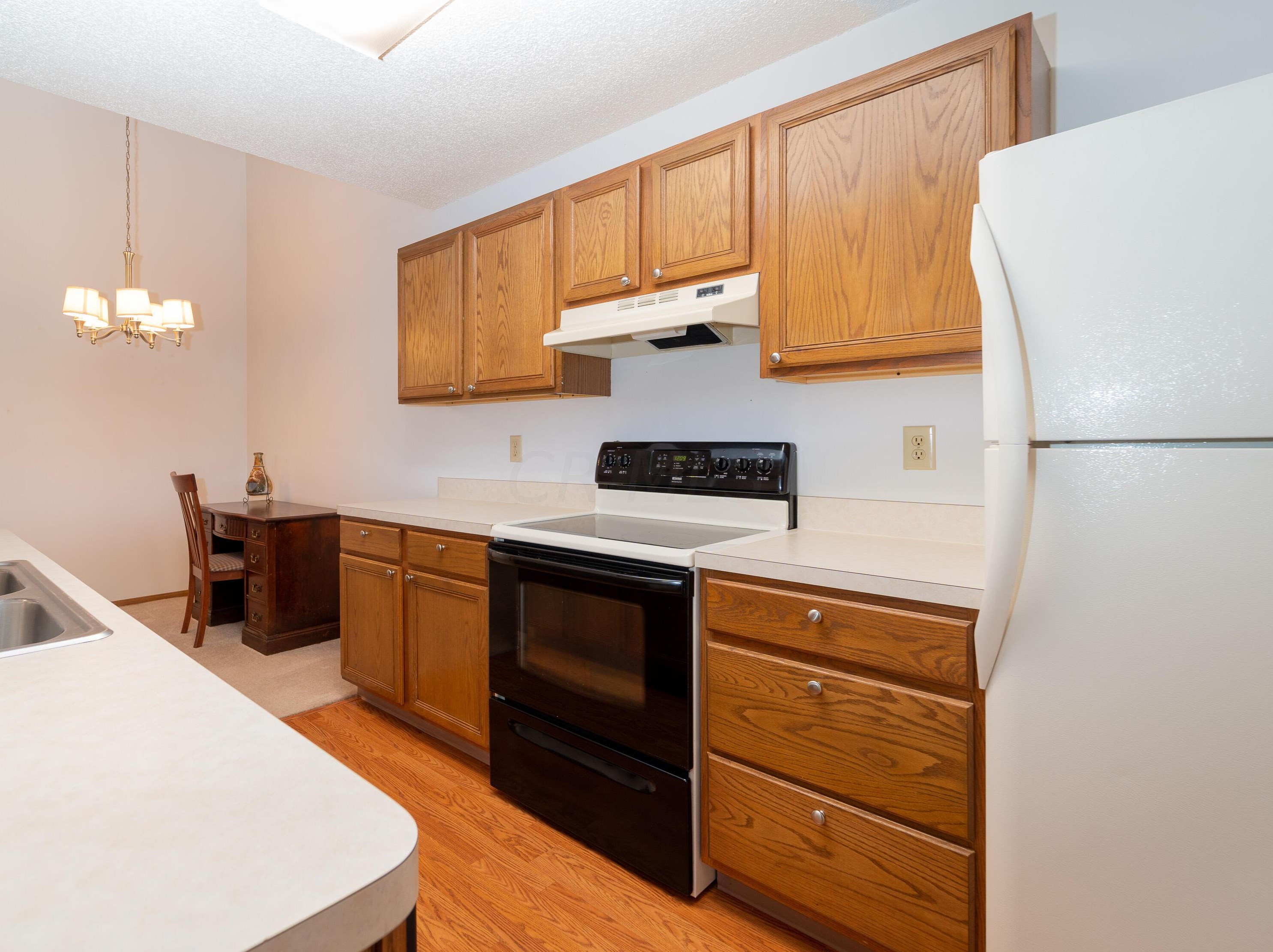 148 Oak Crk Pl, Columbus OH 43230-8102 exterior