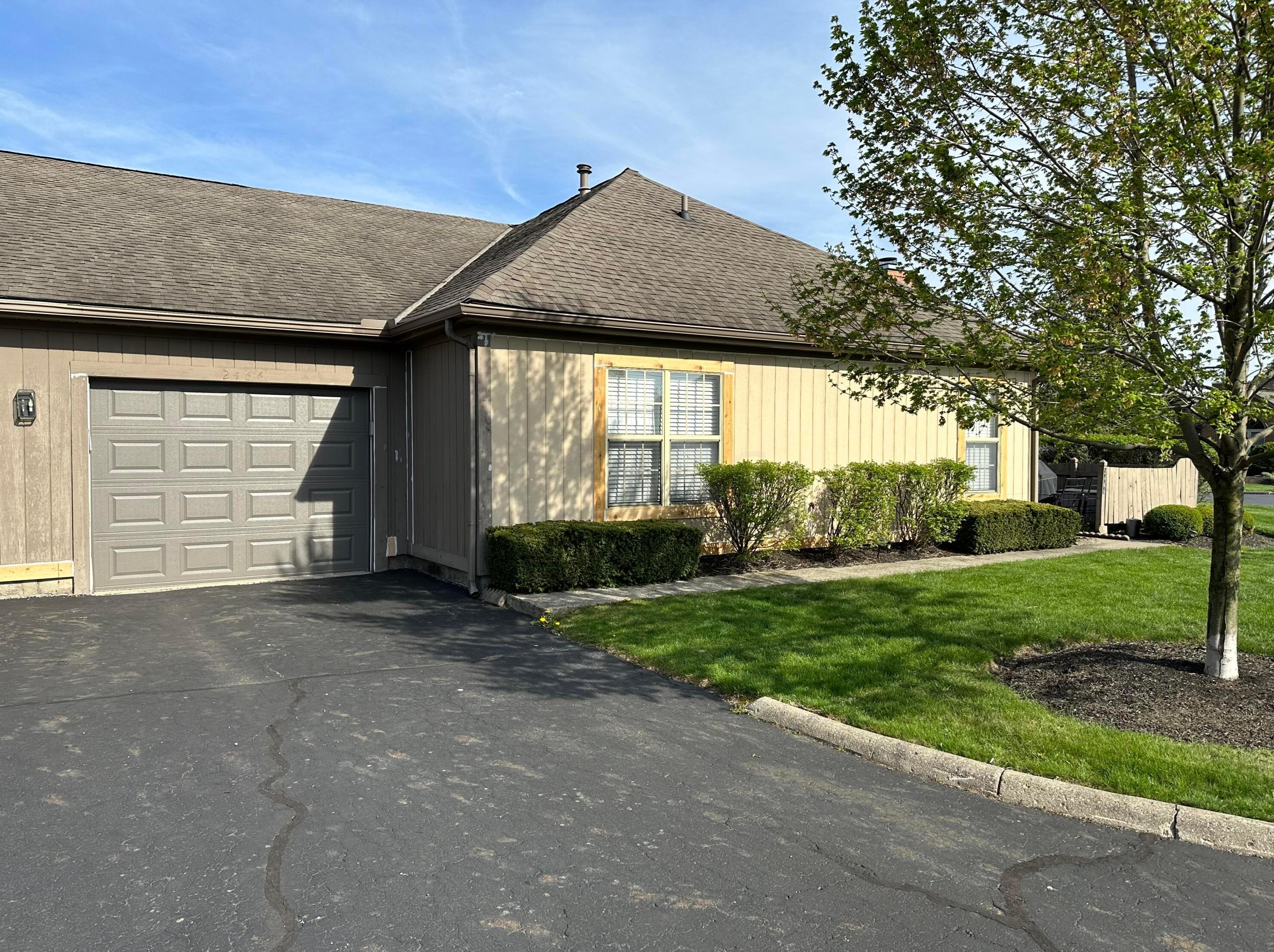 2466 Hooverside Ln, Darbydale OH  43123-3934 exterior