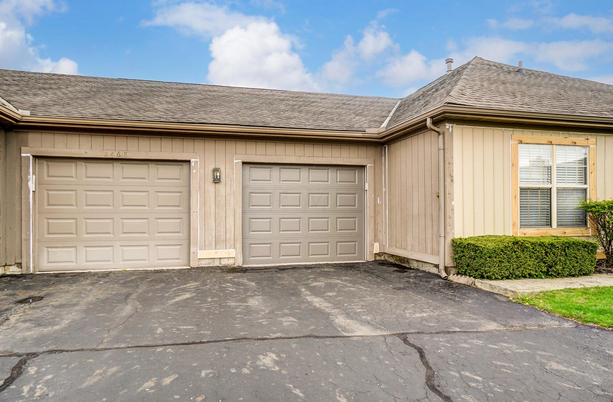 2466 Hooverside Ln, Darbydale OH  43123-3934 exterior