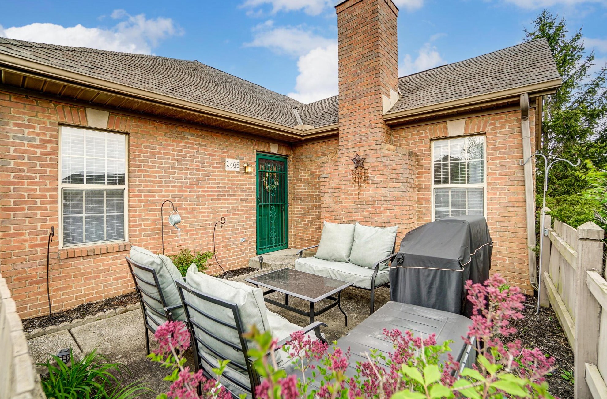 2466 Hooverside Ln, Darbydale OH  43123-3934 exterior