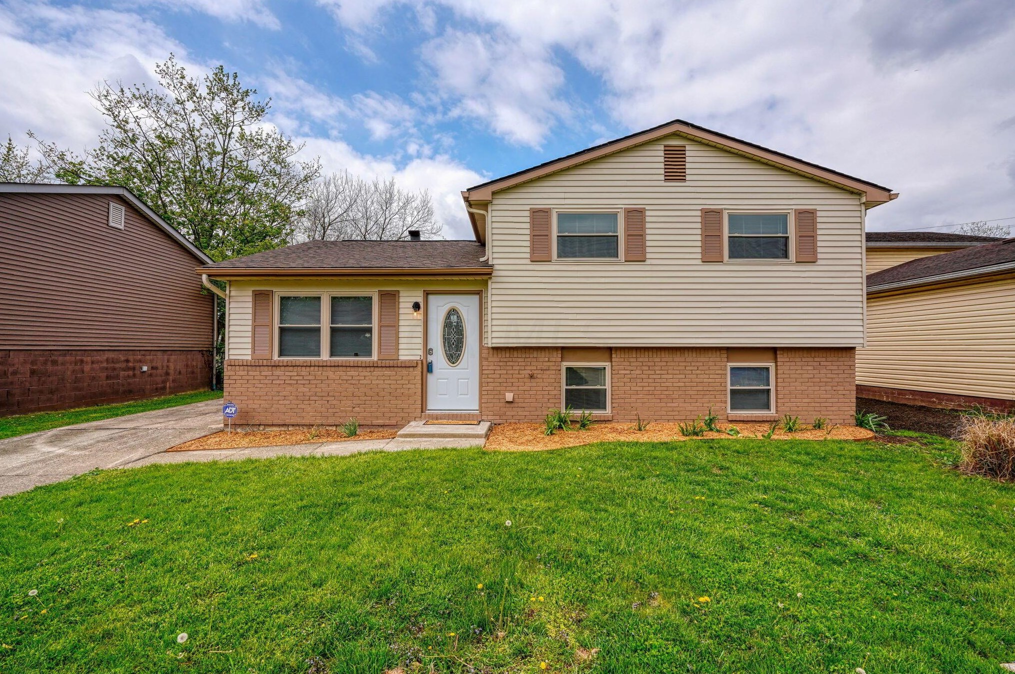 3555 Chantilly St, Columbus OH  43207-3532 exterior