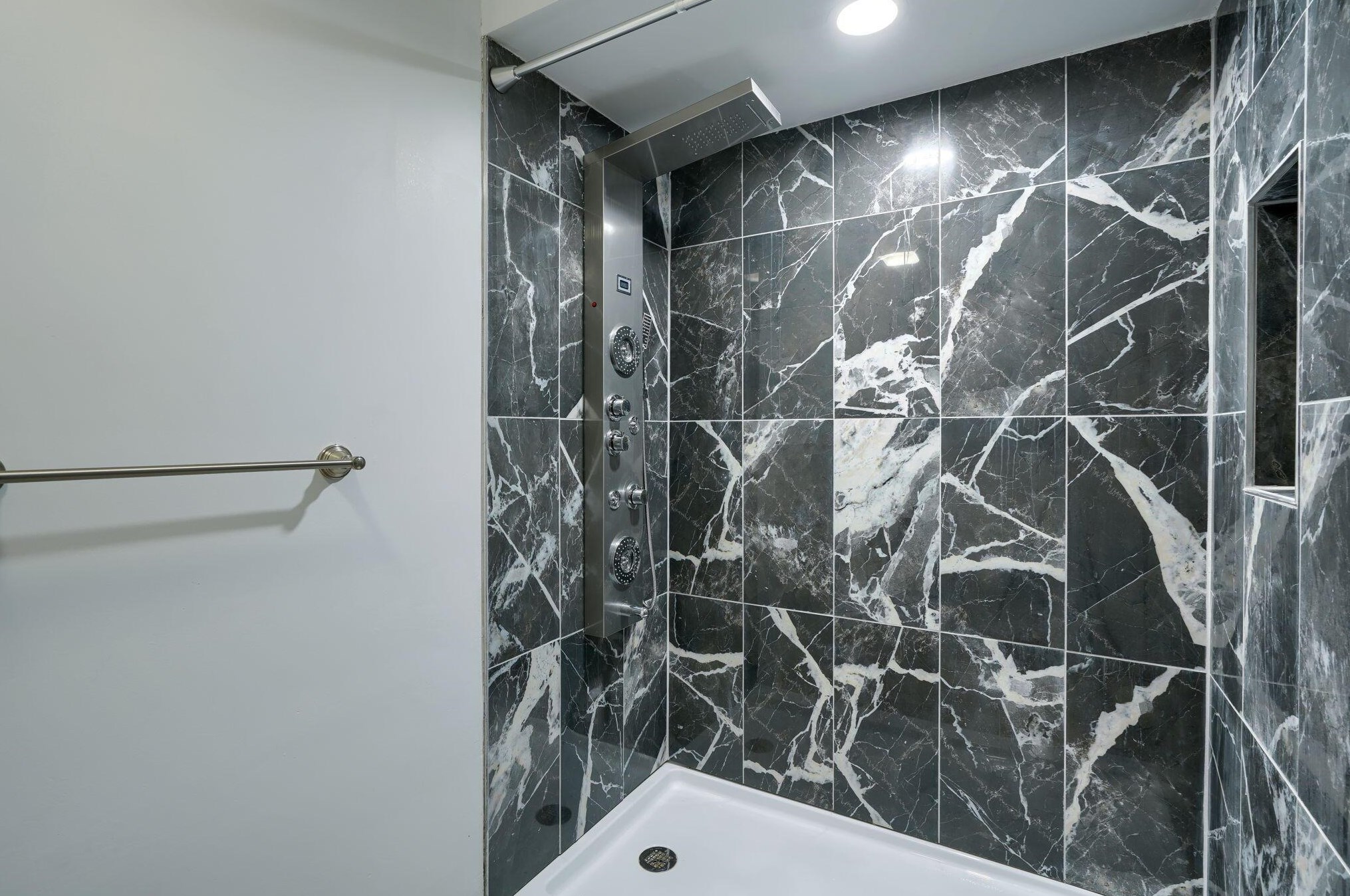 3555 Chantilly St, Columbus OH  43207-3532 exterior