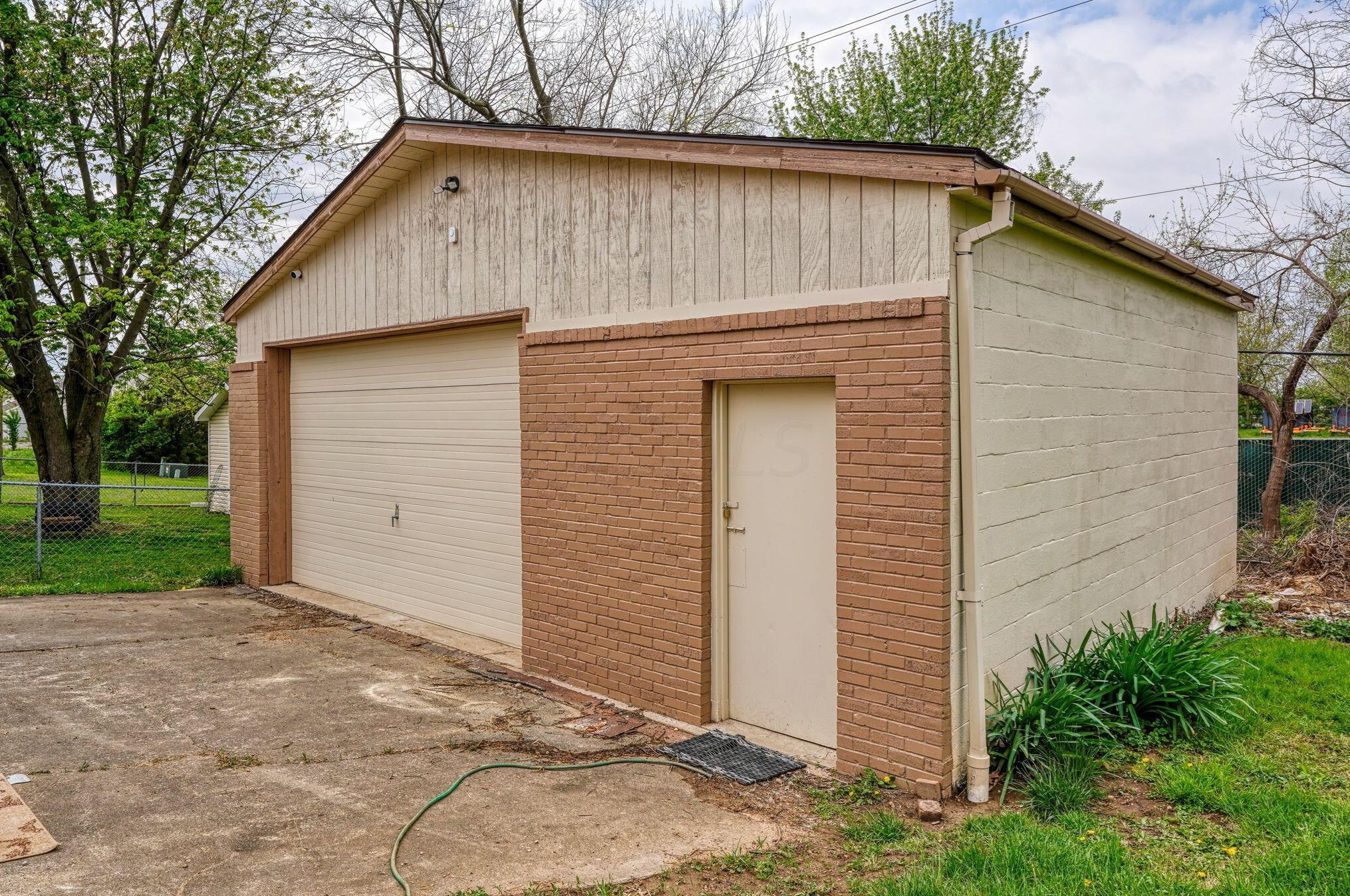 3555 Chantilly St, Columbus OH  43207-3532 exterior