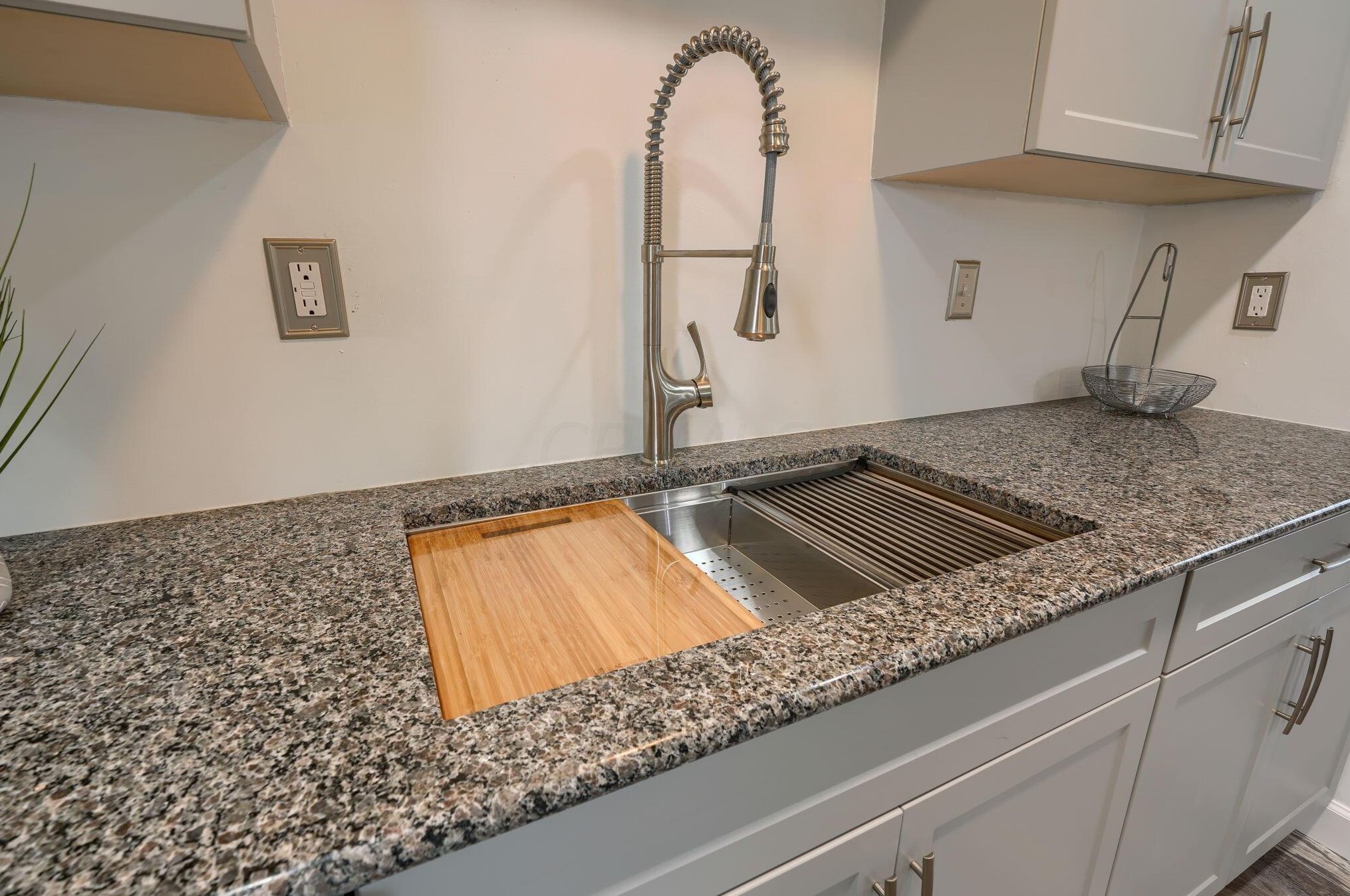 3555 Chantilly St, Columbus OH  43207-3532 exterior